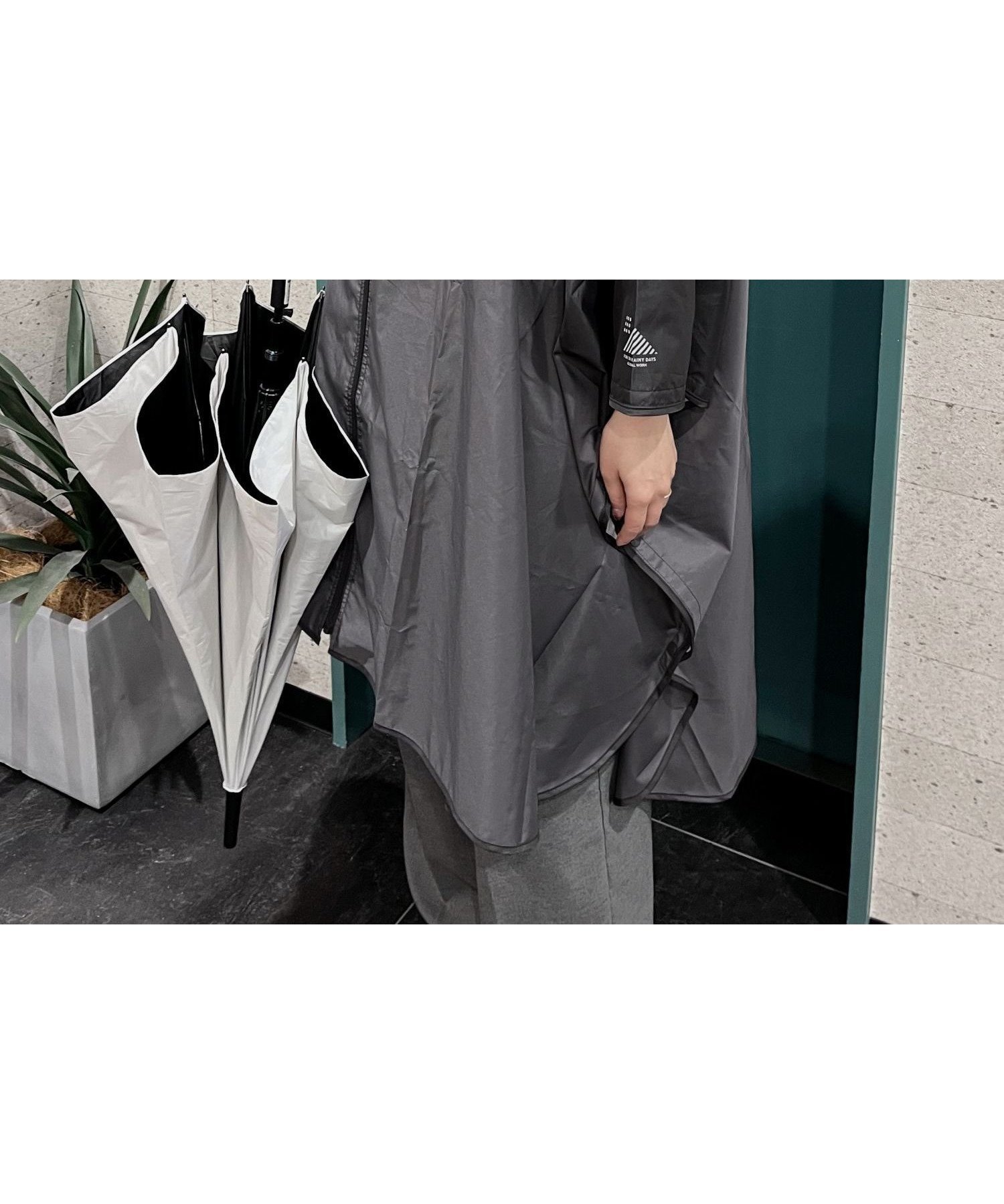 【グローバルワーク/GLOBAL WORK】のバイカラーレインポンチョ/986915 インテリア・キッズ・メンズ・レディースファッション・服の通販 founy(ファニー) 　ファッション　Fashion　レディースファッション　WOMEN　アウター　Coat Outerwear　ポンチョ　Ponchos　コンパクト　Compact　ドローコード　Draw Cord　ポーチ　Pouch　リュック　Ruck Sack　傘　Umbrella　チャコールグレー15|ID: prp329100004529343 ipo3291000000032024528