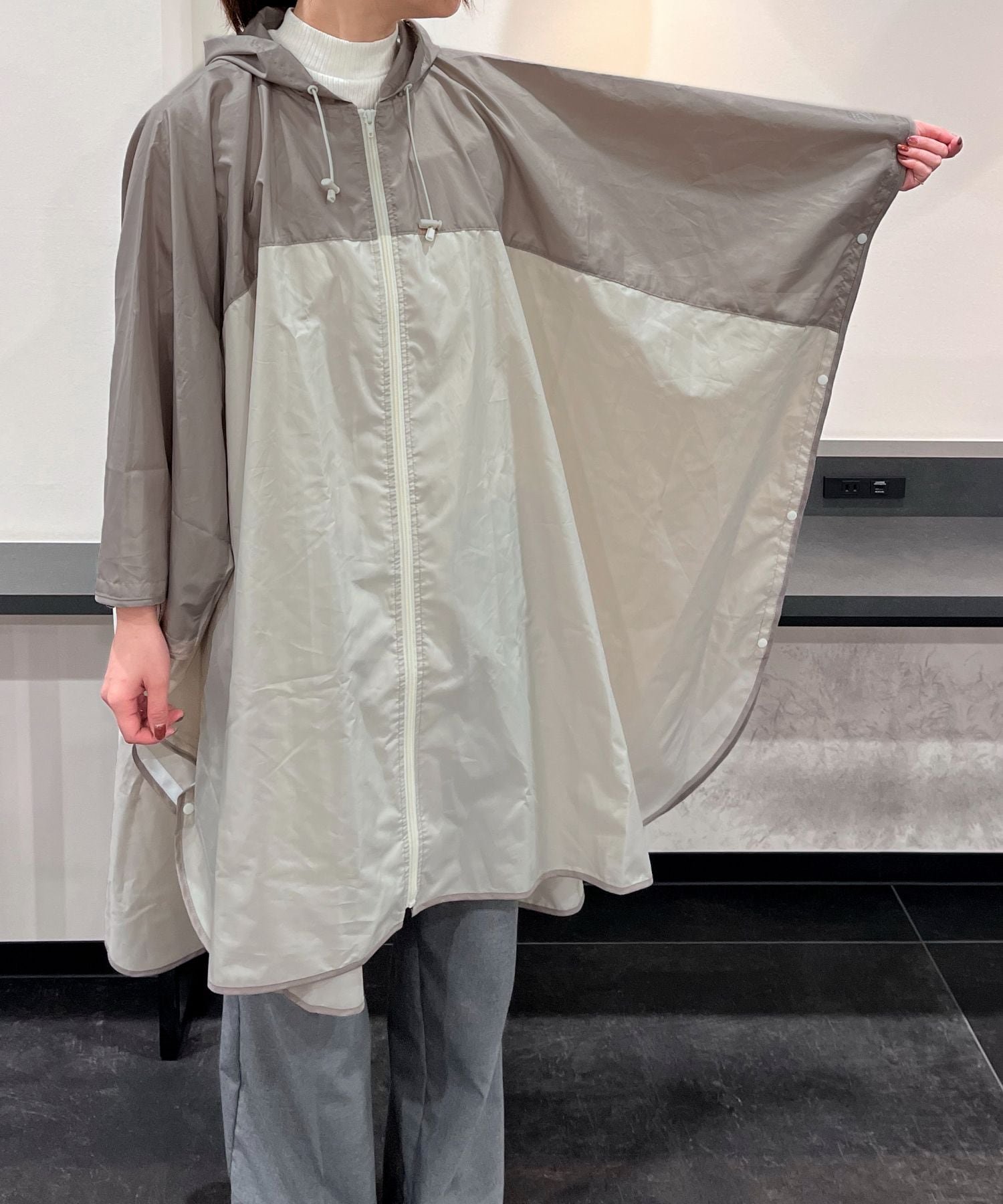 【グローバルワーク/GLOBAL WORK】のバイカラーレインポンチョ/986915 インテリア・キッズ・メンズ・レディースファッション・服の通販 founy(ファニー) 　ファッション　Fashion　レディースファッション　WOMEN　アウター　Coat Outerwear　ポンチョ　Ponchos　コンパクト　Compact　ドローコード　Draw Cord　ポーチ　Pouch　リュック　Ruck Sack　傘　Umbrella　ベージュ52|ID: prp329100004529343 ipo3291000000032024530