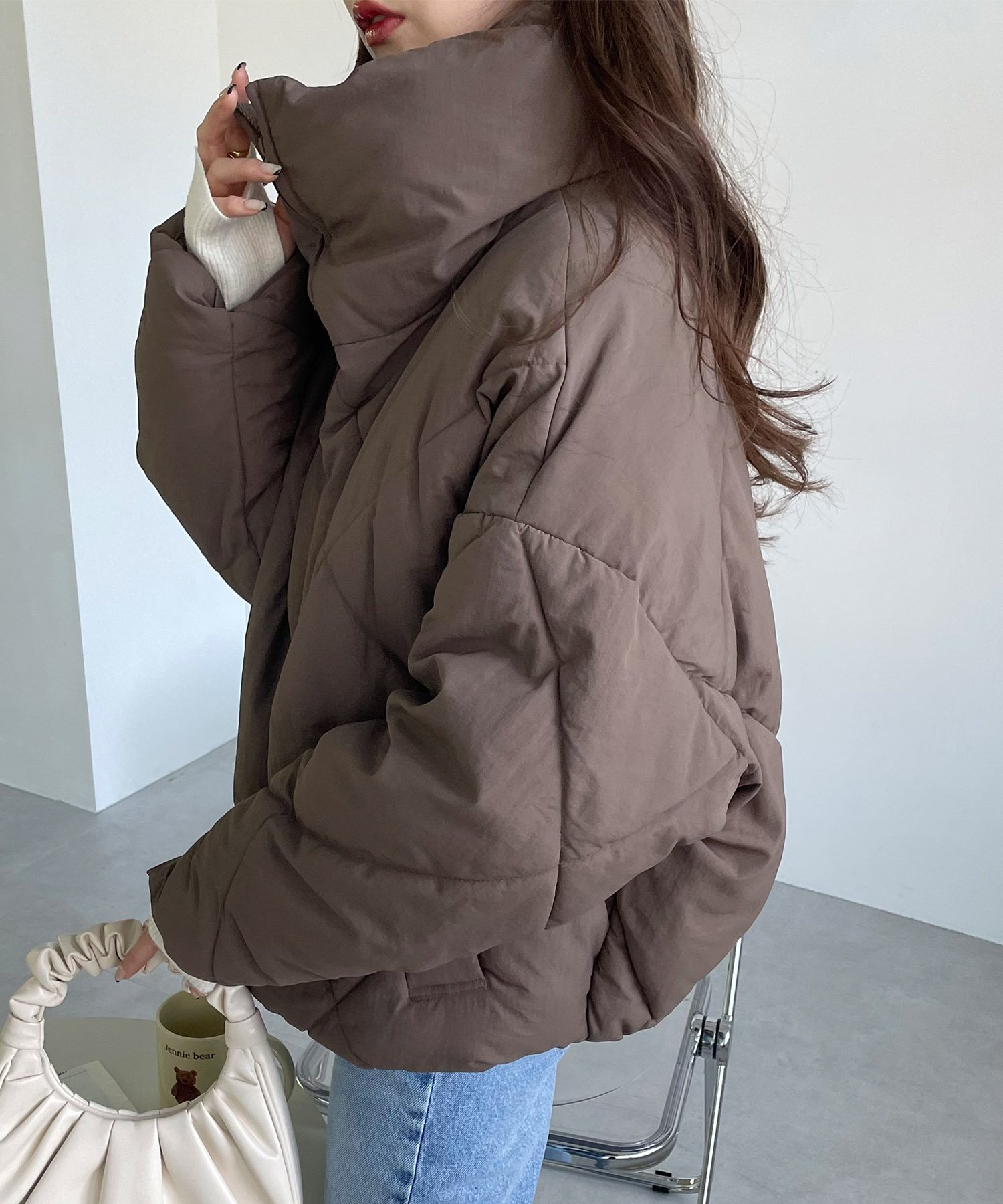 【アンドミー/andme】のダイヤ キルティング フェイクダウン ジャケット インテリア・キッズ・メンズ・レディースファッション・服の通販 founy(ファニー) 　ファッション　Fashion　レディースファッション　Fashion for Women　アウター　Coat / Outerwear Collection　レディースジャケット・軽アウター　Jackets　おすすめ　Recommended / Our Picks　キルティング　Quilted, Quilting　キルト　Quilt, Quilted Fabric　ジャケット　Jacket, Outerwear　トレンド　Trend, Trending Now　ドローコード　Drawcord, Drawstring Cord　ハイネック　High Neck, Mock Neck　ブラウジング　Blouson Silhouette, Cinched Waist　ポケット　Pocket, Pocket Detail　防寒　Cold Protection, Winter-Ready　モカブラウン|ID: prp329100004529871 ipo3291000000033610928