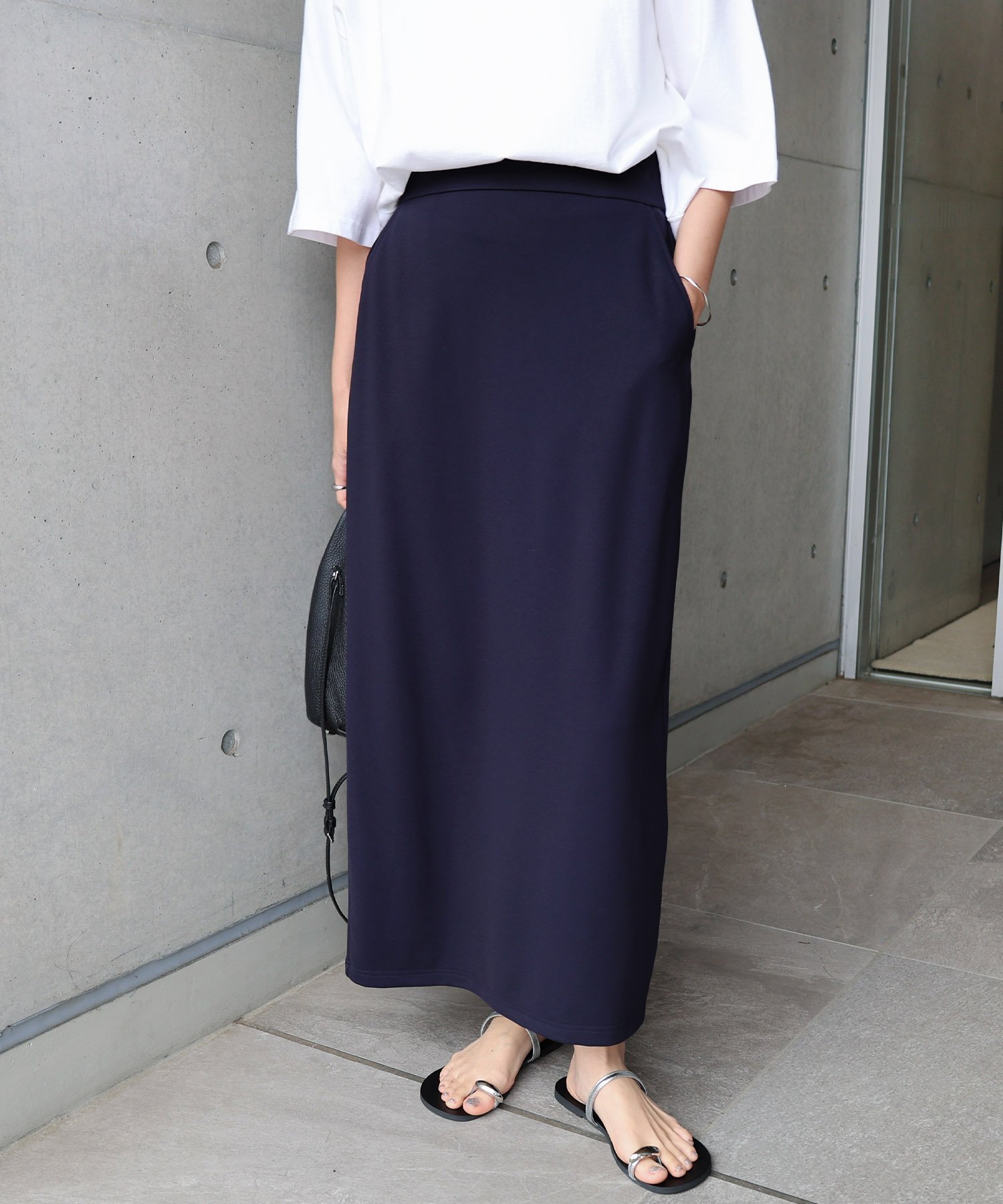 【その他のブランド/Other】のポンチ タイト スカート evernavy エバーネイビー インテリア・キッズ・メンズ・レディースファッション・服の通販 founy(ファニー) 　ファッション　Fashion　レディースファッション　WOMEN　スカート　Skirt　とろみ　Thickness　なめらか　Smooth　シューズ　Shoes　シンプル　Simple　ストレート　Straight　スニーカー　Sneakers　スポーティ　Sporty　スリット　Slit　タイトスカート　Tight Skirt　フェミニン　Feminine　フラット　Flat　ボトム　Bottom　ポケット　Pocket　エレガント 上品　Elegant　人気　Popularity　旅行　Travel　楽ちん　Easy　ネイビー|ID: prp329100004529884 ipo3291000000032027101