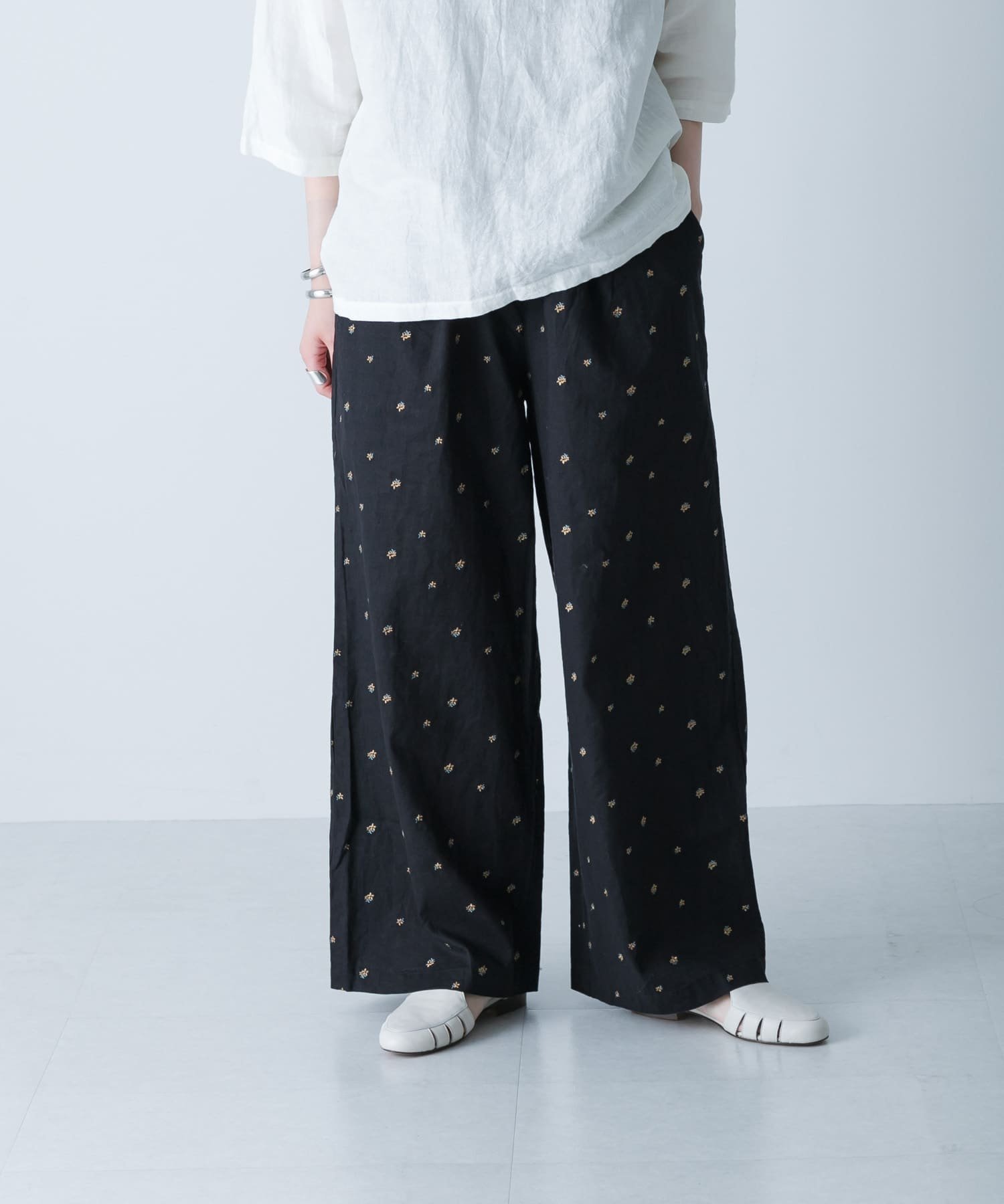 【かぐれ/kagure / URBAN RESEARCH】の小花刺繍イージーパンツ インテリア・キッズ・メンズ・レディースファッション・服の通販 founy(ファニー) 　ファッション　Fashion　レディースファッション　WOMEN　パンツ　Pants　インナー　Inner　シンプル　Simple　ポケット　Pocket　リネン　Linen　S/S・春夏　Ss・Spring/Summer　おすすめ　Recommend　夏　Summer　2025年　2025　2025春夏・S/S　Ss,Spring/Summer,2025　BLACK|ID: prp329100004529915 ipo3291000000032248815