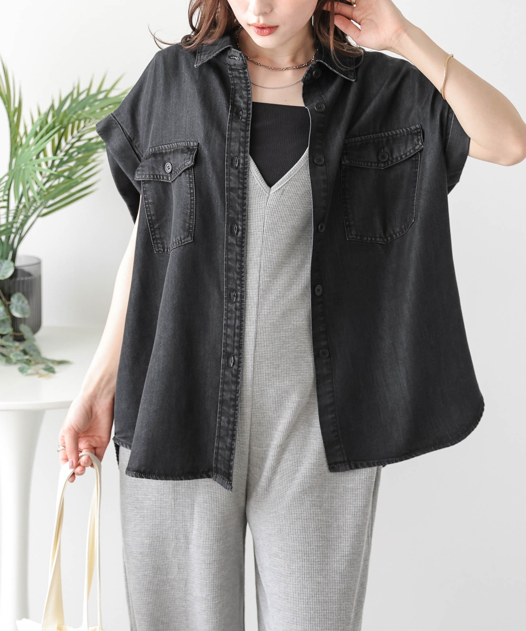 【ラジュール/Lajour】のフレンチスリーブデニムシャツ インテリア・キッズ・メンズ・レディースファッション・服の通販 founy(ファニー) 　ファッション　Fashion　レディースファッション　Fashion for Women　トップス・カットソー　Cut & Sew Tops　シャツ・ブラウス・オフィスカジュアル　Elegant Blouses & Button-Ups　デニム　Denim, Jeans Material　ラウンド　Round, Round Neck　ルーズ　Loose, Oversized　エレガント 上品　Elegant　定番　Standard, Basic Item　ブラック|ID: prp329100004529916 ipo3291000000033365785