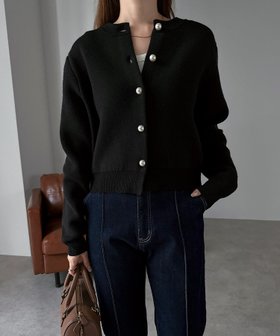 【アンドミー/andme】のパールボタン 長袖 ニット カーディガン 人気、トレンドファッション・服の通販 founy(ファニー) ファッション Fashion レディースファッション Fashion for Women トップス・カットソー Cut & Sew Tops ニット Knit Tops & Sweaters カーディガン・羽織り Layered Style Cardigans カーディガン Cardigan, Knitwear コンパクト Compact, Small Size トレンド Trend, Trending Now パール Pearl, Pearl Accent エレガント 上品 Elegant 長袖 Long Sleeve, Full Sleeve |ID:prp329100004530020