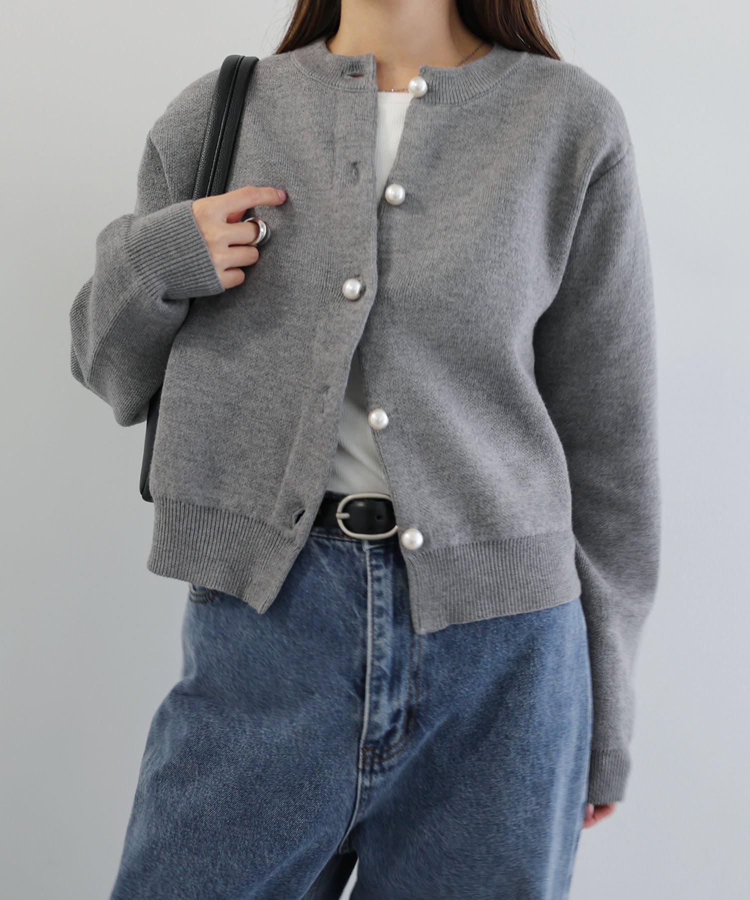 【アンドミー/andme】のパールボタン 長袖 ニット カーディガン インテリア・キッズ・メンズ・レディースファッション・服の通販 founy(ファニー) 　ファッション　Fashion　レディースファッション　Fashion for Women　トップス・カットソー　Cut & Sew Tops　ニット　Knit Tops & Sweaters　カーディガン・羽織り　Layered Style Cardigans　カーディガン　Cardigan, Knitwear　コンパクト　Compact, Small Size　トレンド　Trend, Trending Now　パール　Pearl, Pearl Accent　エレガント 上品　Elegant　長袖　Long Sleeve, Full Sleeve　グレー|ID: prp329100004530020 ipo3291000000033543362