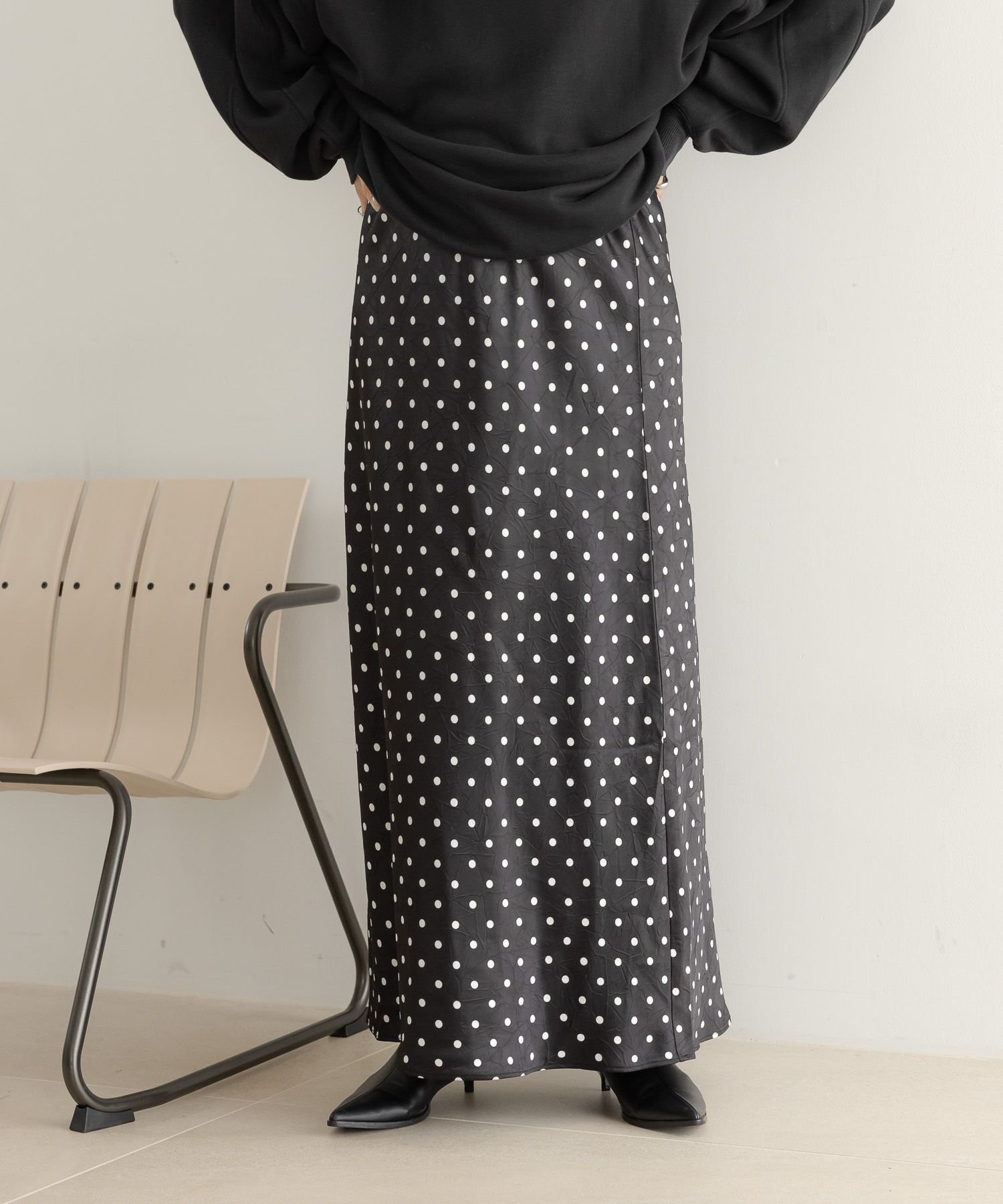 【ローリーズファーム/LOWRYS FARM】のストレッチサテンスカート インテリア・キッズ・メンズ・レディースファッション・服の通販 founy(ファニー) 　ファッション　Fashion　レディースファッション　Fashion for Women　スカート　Skirts　カットソー　Cut and Sewn Top　サテン　Satin, Glossy Fabric　バイアス　Bias, Diagonal Cut　バランス　Balance, Style Balance　フィット　Fit, Slim Fit　フレア　Flare, Flared　エレガント 上品　Elegant　ブラックドット|ID: prp329100004530082 ipo3291000000033898770