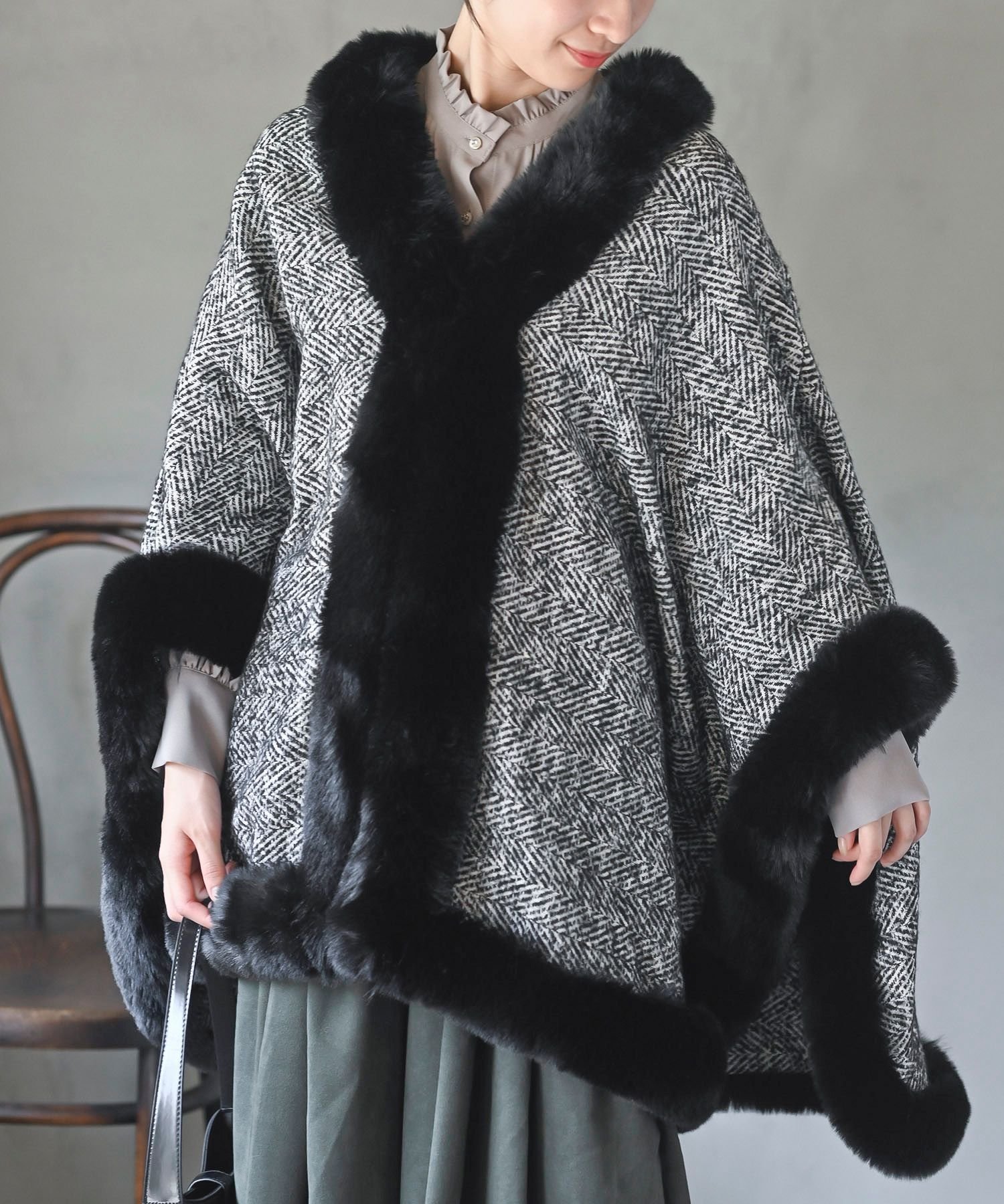 【アールピーエス/rps】のフェイクファーポンチョコート インテリア・キッズ・メンズ・レディースファッション・服の通販 founy(ファニー) 　ファッション　Fashion　レディースファッション　WOMEN　アウター　Coat Outerwear　コート　Coats　ポンチョ　Ponchos　インナー　Inner　エレガント 上品　Elegant　フェイクファー　Faux Fur　フロント　Front　ポケット　Pocket　ポンチョ　Poncho　結婚式　Wedding Ceremony　ブラック|ID: prp329100004530094 ipo3291000000032027999