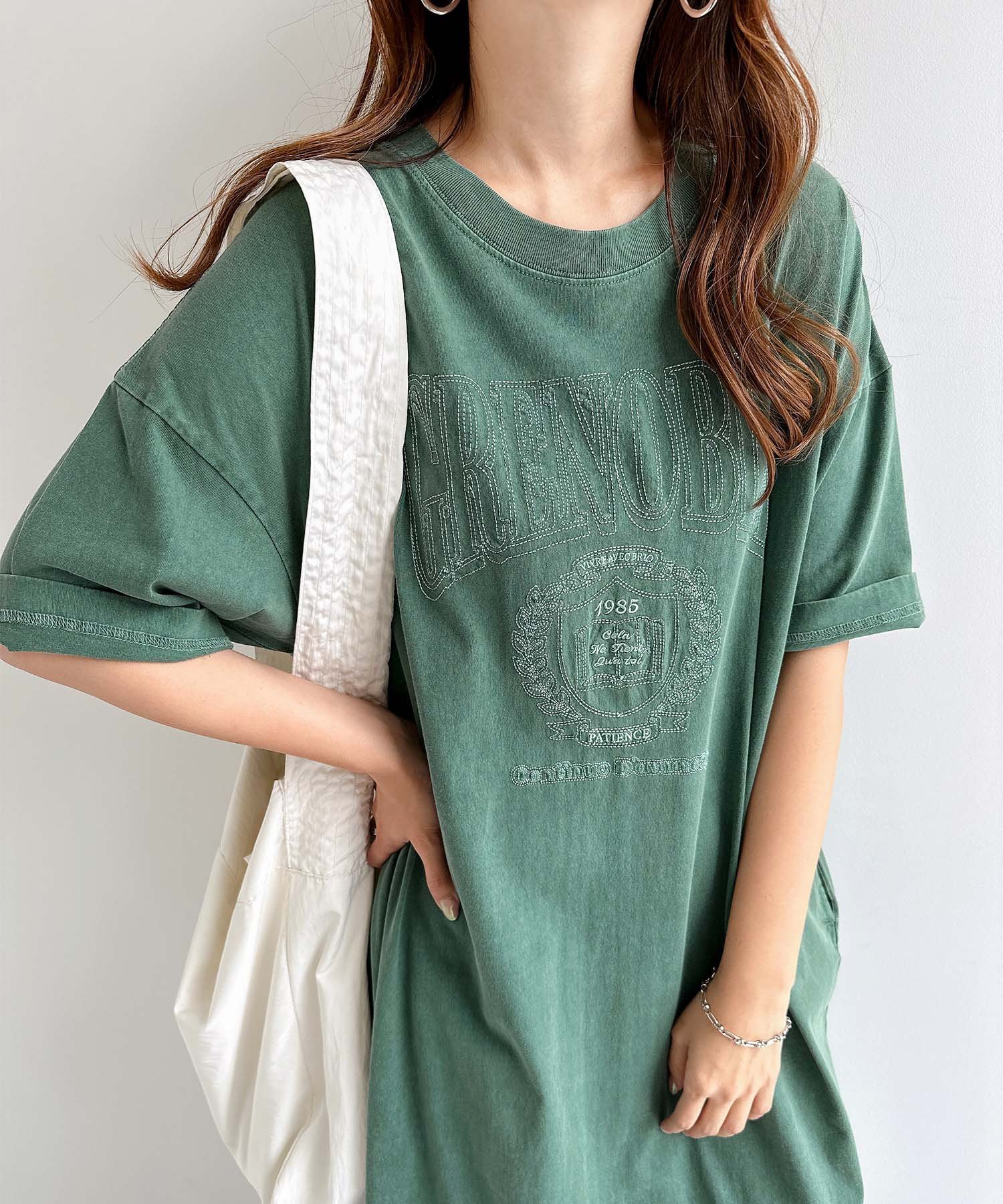 【アンドミー/andme】のピグメント加工 ロゴ 刺繍 エンブロイダリー Tシャツ ワンピース インテリア・キッズ・メンズ・レディースファッション・服の通販 founy(ファニー) 　ファッション　Fashion　レディースファッション　Fashion for Women　ワンピース　Dresses　シャツワンピース / 1枚で着映えコーデ　Shirt Dresses　エンブロイダリー　Embroidery Design　シンプル　Simple, Minimal　スリット　Slit, Slit Detail　プリント　Print, Printed Pattern　ポケット　Pocket, Pocket Detail　ヴィンテージ　Vintage Style　人気　Popular, Best Seller　半袖　Short Sleeve, Half Sleeve　楽ちん　Easy Fit, Comfortable　グリーン|ID: prp329100004530721 ipo3291000000033567126
