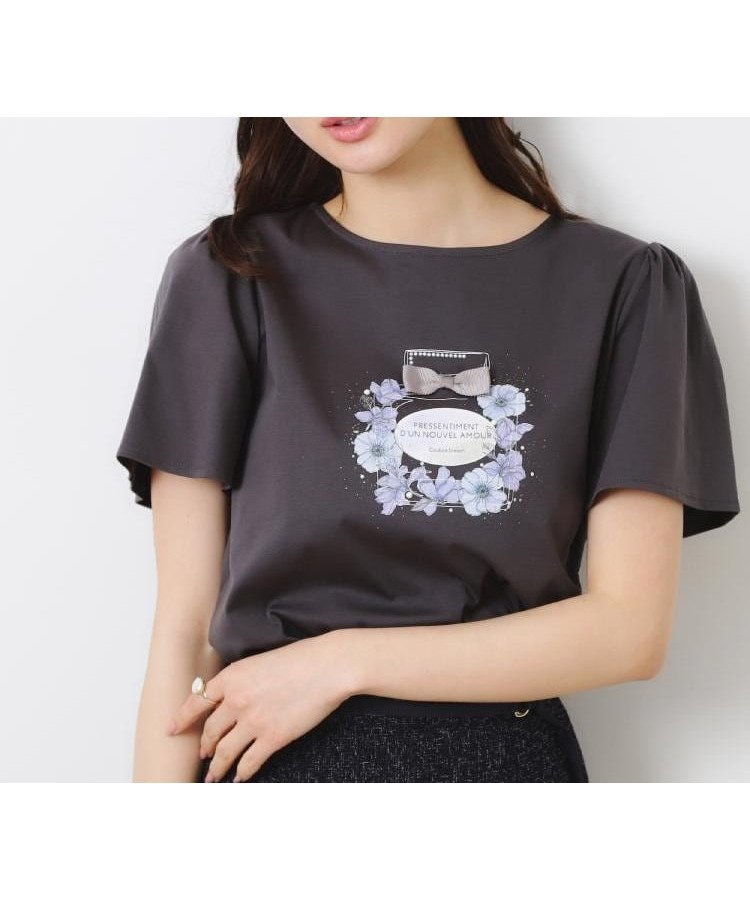 【クチュール ブローチ/Couture Brooch】の【接触冷感・UVカット】パフュームプリントTシャツ インテリア・キッズ・メンズ・レディースファッション・服の通販 founy(ファニー) 　ファッション　Fashion　レディースファッション　WOMEN　トップス・カットソー　Tops/Tshirt　シャツ/ブラウス　Shirts/Blouses　ロング / Tシャツ　T-Shirts　グリッター　Glitter　グログラン　Grosgrain　コンパクト　Compact　パール　Pearl　フェミニン　Feminine　フラワー　Flower　フレア　Flare　プリント　Print　モチーフ　Motif　リボン　Ribbon　定番　Standard　チャコールグレー|ID: prp329100004530998 ipo3291000000032064827