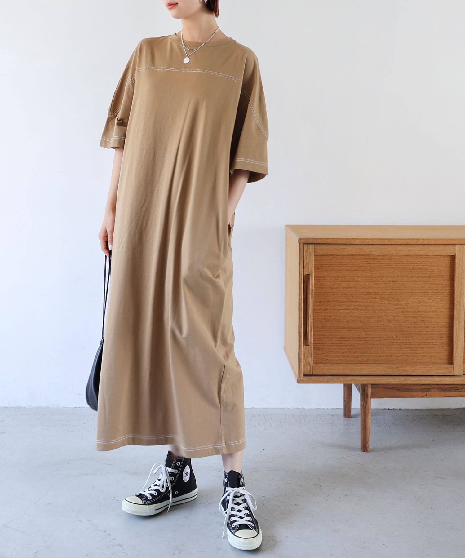 【その他のブランド/Other】の配色ステッチ オーバーサイズ 半袖 Tシャツ ワンピース インテリア・キッズ・メンズ・レディースファッション・服の通販 founy(ファニー) 　ファッション　Fashion　レディースファッション　WOMEN　ワンピース　Dress　シャツワンピース　Shirt Dresses　スリット　Slit　ポケット　Pocket　人気　Popularity　切替　Switching　半袖　Short Sleeve　楽ちん　Easy　グレージュ|ID: prp329100004531072 ipo3291000000032032062