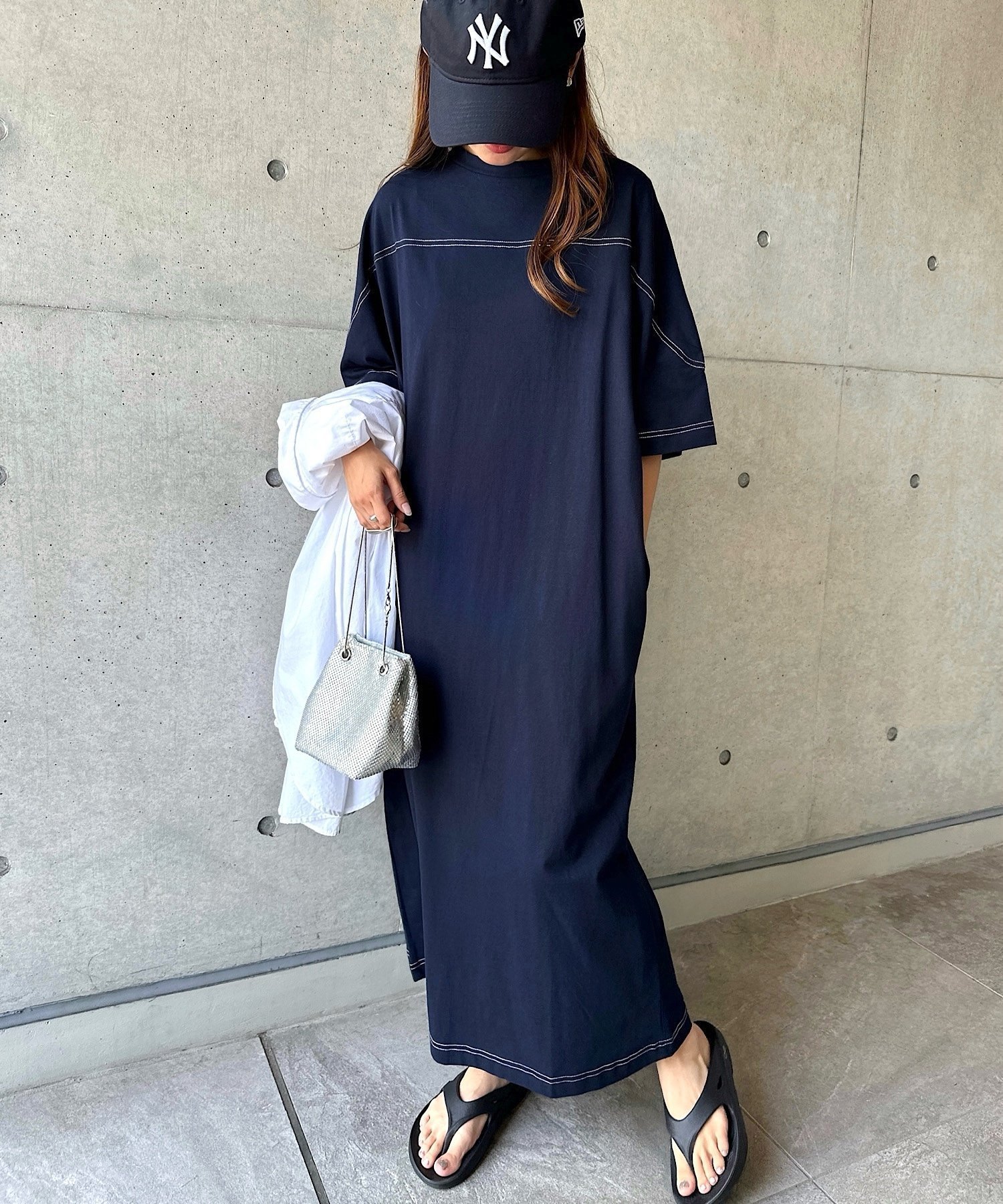 【その他のブランド/Other】の配色ステッチ オーバーサイズ 半袖 Tシャツ ワンピース インテリア・キッズ・メンズ・レディースファッション・服の通販 founy(ファニー) 　ファッション　Fashion　レディースファッション　WOMEN　ワンピース　Dress　シャツワンピース　Shirt Dresses　スリット　Slit　ポケット　Pocket　人気　Popularity　切替　Switching　半袖　Short Sleeve　楽ちん　Easy　ネイビー|ID: prp329100004531072 ipo3291000000032032067
