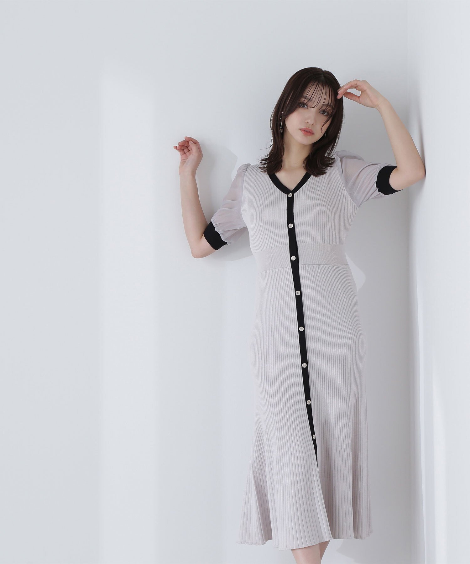 【ナチュラル ビューティー ベーシック/NATURAL BEAUTY BASIC】のシアースリーブバイカラーニットワンピース インテリア・キッズ・メンズ・レディースファッション・服の通販 founy(ファニー) 　ファッション　Fashion　レディースファッション　Fashion for Women　ワンピース　Dresses　ニットワンピース　Knit Dresses　シアー　Sheer, See-Through　ドッキング　Docking, Mixed Material　フロント　Front, Front Design　ベージュ×クロ2|ID: prp329100004531112 ipo3291000000032749605