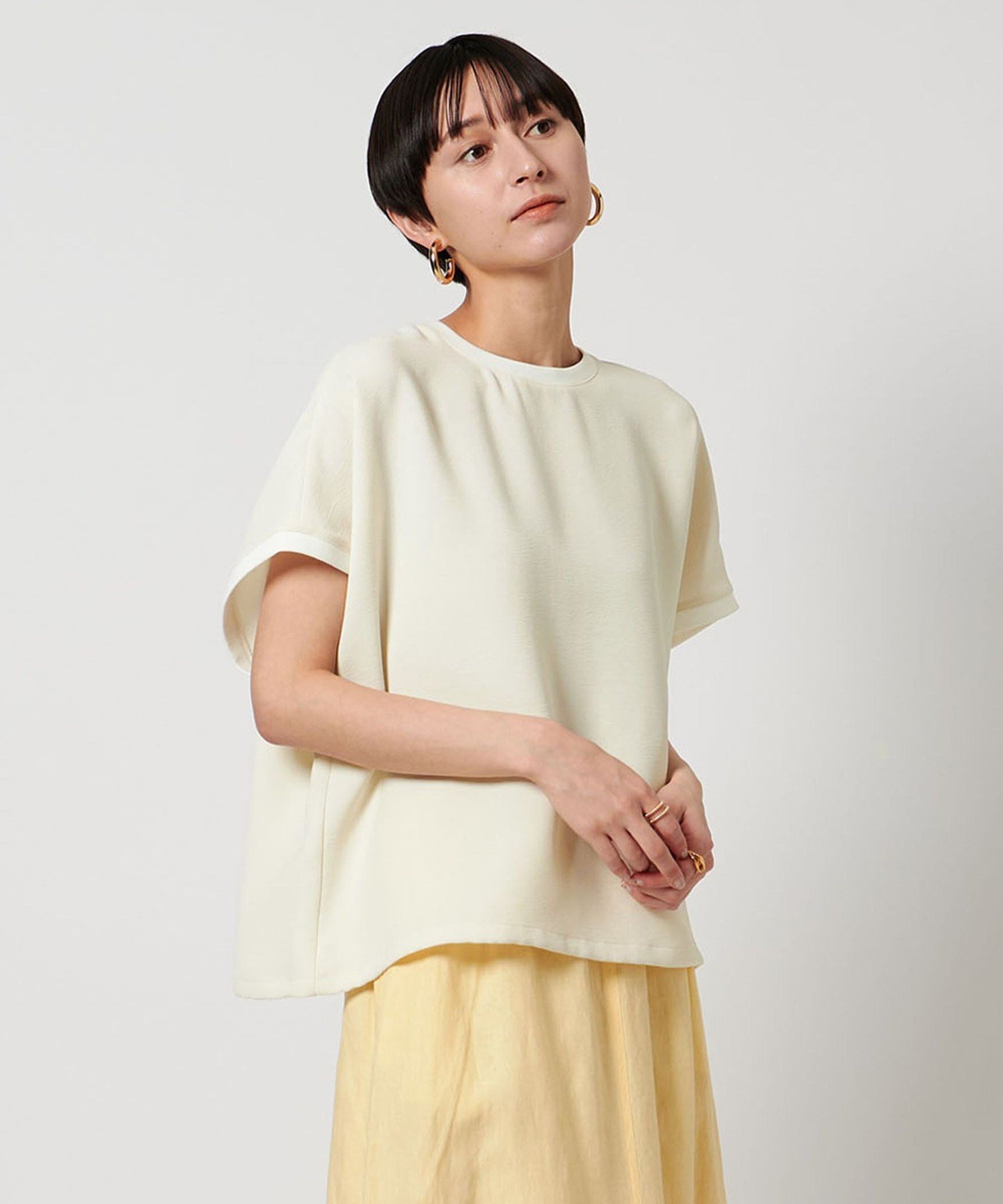 【ユナイテッドアローズ/UNITED ARROWS】のCOMFY ドルマン ショートスリーブ ブラウス インテリア・キッズ・メンズ・レディースファッション・服の通販 founy(ファニー) 　ファッション　Fashion　レディースファッション　WOMEN　トップス・カットソー　Tops/Tshirt　シャツ/ブラウス　Shirts/Blouses　ショート　Short　シンプル　Simple　スピンドル　Spindle　スリーブ　Sleeve　ファブリック　Fabric　フォルム　Form　人気　Popularity　ビジネス 仕事 通勤　Business　別注　Special Order　吸水　Water Absorption　OFF WHITE|ID: prp329100004531215 ipo3291000000032066787