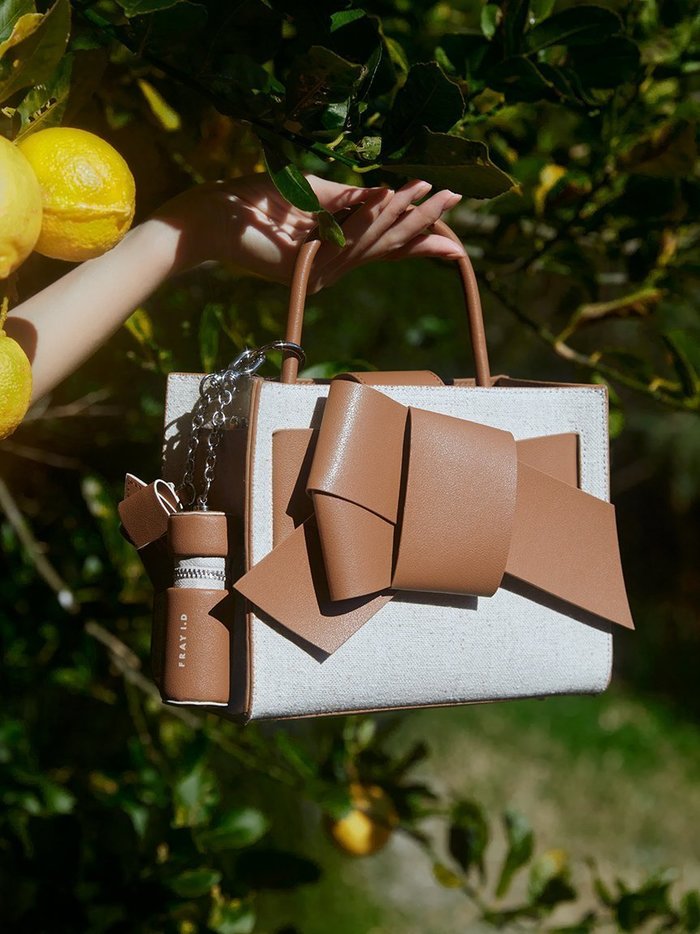 【フレイ アイディー/FRAY I.D】の【LIMITED】【ルエル】デニム風リボンミドルバッグ インテリア・キッズ・メンズ・レディースファッション・服の通販 founy(ファニー) https://founy.com/ ファッション Fashion レディースファッション WOMEN バッグ Bag スタイリッシュ Stylish スペシャル Special デニム Denim トレンド Trend フェミニン Feminine ボックス Box ポケット Pocket リップ Lip リボン Ribbon |ID: prp329100004531260 ipo3291000000032032847
