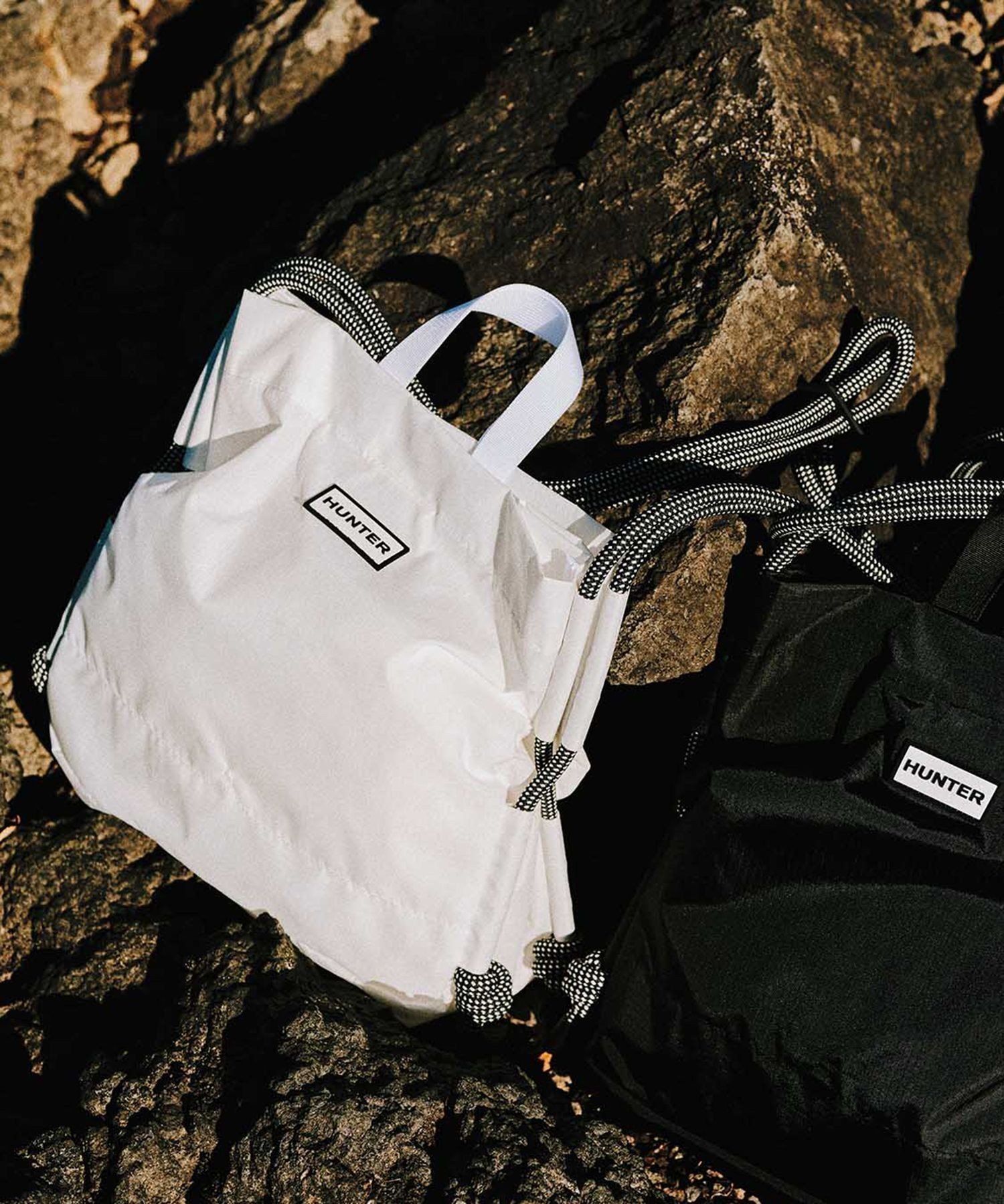 【アダム エ ロペ/ADAM ET ROPE'】の【HUNTER for ADAM ET ROPE 】別注トラベルナイロントートBAG インテリア・キッズ・メンズ・レディースファッション・服の通販 founy(ファニー) 　ファッション　Fashion　レディースファッション　WOMEN　バッグ　Bag　アクセサリー　Accessories　春　Spring　コレクション　Collection　軽量　Lightweight　シューズ　Shoes　シンプル　Simple　パフォーマンス　Performance　フレーム　Flame　別注　Special Order　ミックス　Mix　モノトーン　Monotone　ラバー　Rubber　S/S・春夏　Ss・Spring/Summer　おすすめ　Recommend　夏　Summer　2025年　2025　2025春夏・S/S　Ss,Spring/Summer,2025　ホワイト(10)|ID: prp329100004531279 ipo3291000000032077906