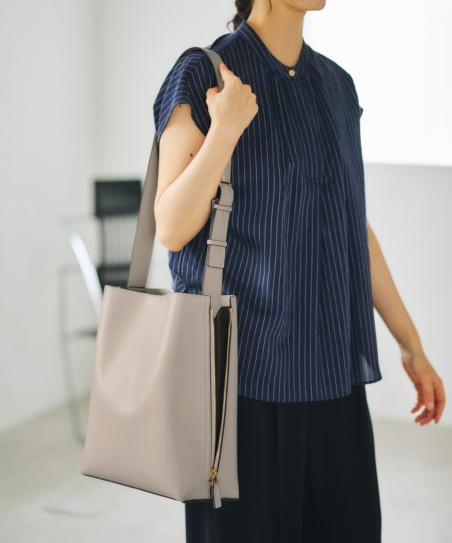 【ロペ/ROPE'】の【E POR】Y BAG Shoulder Large(サイドジップショルダーバッグ)【通勤】【A4対応】【25SS】 インテリア・キッズ・メンズ・レディースファッション・服の通販 founy(ファニー) 　ファッション　Fashion　レディースファッション　WOMEN　オレンジ　Orange　サイドジップ　Side Zip　ショルダー　Shoulder　シンプル　Simple　ハンド　Hand　ポケット　Pocket　マグネット　Magnet　ラベンダー　Lavender　ビジネス 仕事 通勤　Business　2025年　2025　2025春夏・S/S　Ss,Spring/Summer,2025　ライトグレー(08)|ID: prp329100004531308 ipo3291000000032033047