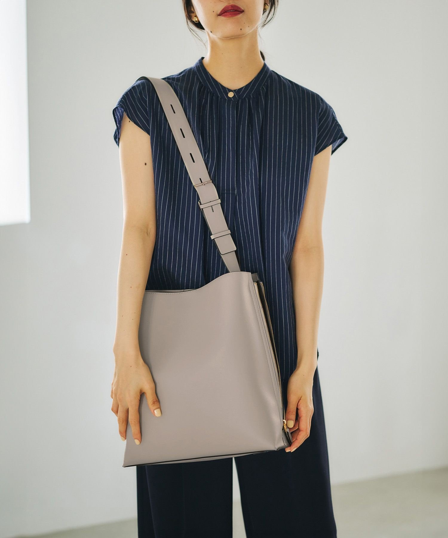 【ロペ/ROPE'】の【E POR】Y BAG Shoulder Large【通勤】【A4対応】【25AW】 インテリア・キッズ・メンズ・レディースファッション・服の通販 founy(ファニー) 　ファッション　Fashion　レディースファッション　Ladies' Fashion Online　秋　Autumn/Fall　コンパクト　Compact　サイドジップ　Side Zip　ショルダー　Shoulder　スリム　Slim　スーツ　Suit　パープル　Purple　ポケット　Pocket　マグネット　Magnet　A/W・秋冬　Aw・Autumn/Winter・Fw・Fall-Winter　おすすめ　Recommend　ビジネス 仕事 通勤　Business　2025年　2025　2025-2026秋冬・A/W　Aw/Autumn/Winter/Fw/Fall/2025-2026　ライトグレー(08)|ID: prp329100004531308 ipo3291000000032623865