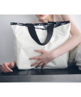【アダム エ ロペ/ADAM ET ROPE'】の【LeSportsac for ADAM ET ROPE 】LARGE REVERSIBLE TOTE 人気、トレンドファッション・服の通販 founy(ファニー) ファッション Fashion レディースファッション WOMEN バッグ Bag 2025年 2025 2025春夏・S/S Ss,Spring/Summer,2025 スタンダード Standard モダン Modern 別注 Special Order 夏 Summer 春 Spring S/S・春夏 Ss・Spring/Summer |ID:prp329100004531342