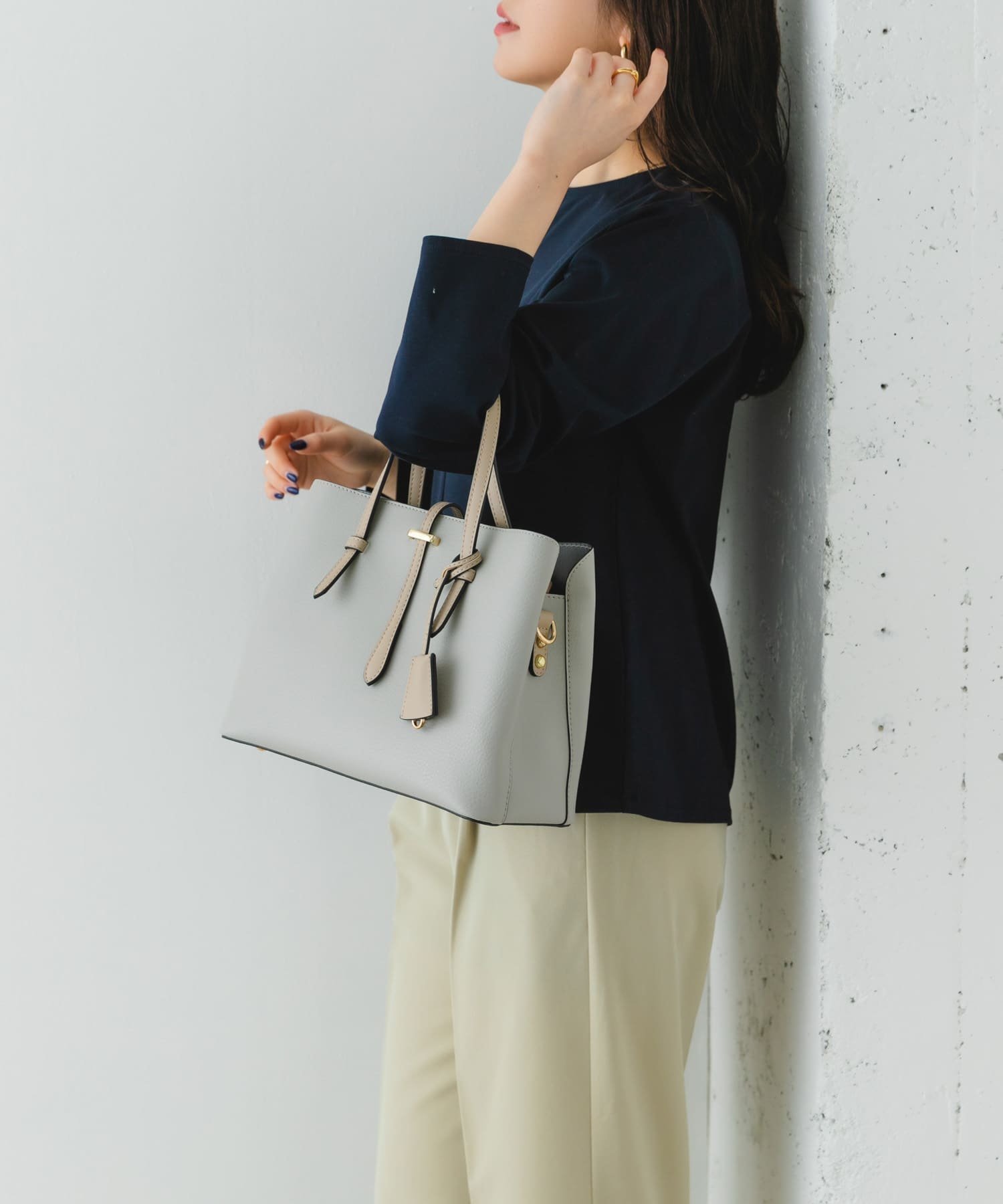 【ロデスコ/RODE SKO / URBAN RESEARCH】のチャーム付ミドルバッグ『Msize』 インテリア・キッズ・メンズ・レディースファッション・服の通販 founy(ファニー) 　ファッション　Fashion　レディースファッション　Fashion for Women　おすすめ　Recommended / Our Picks　ジャケット　Jacket, Outerwear　セレモニー　Ceremony　チャーム　Charm, Pendant　デニム　Denim, Jeans Material　ポケット　Pocket, Pocket Detail　マニッシュ　Mannish, Boyish　ミドル　Middle Length, Mid Height　エレガント 上品　Elegant　ビジネス 仕事 通勤　Business / Work / Commuting　LIGHT GRAY|ID: prp329100004531349 ipo3291000000032751921
