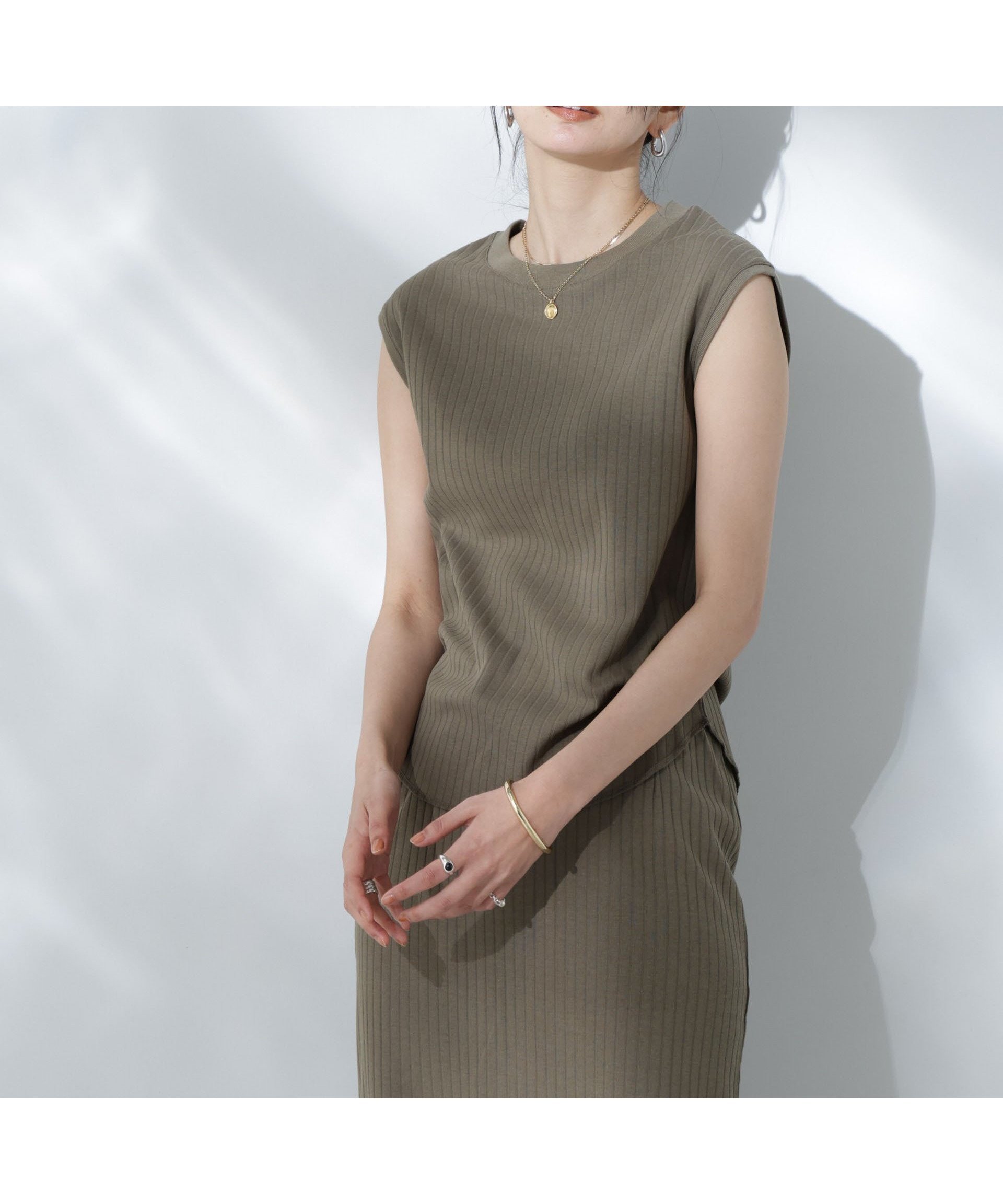 【ナノ ユニバース/nano universe】のAnti Soaked 汗染み防止リブノースリーブTシャツ(セットアップ可) インテリア・キッズ・メンズ・レディースファッション・服の通販 founy(ファニー) 　ファッション　Fashion　レディースファッション　Fashion for Women　トップス・カットソー　Cut & Sew Tops　キャミソール&ノースリーブ　Camisoles & Sleeveless Tops　シャツ・ブラウス・オフィスカジュアル　Elegant Blouses & Button-Ups　ロングTシャツ・Tシャツ　Longline T-Shirts & Tees　吸水　Absorbent, Quick-Dry　スリーブ　Sleeve, Long Sleeve / Short Sleeve　セットアップ　Set-Up, Coordinated Outfit　タイトスカート　Pencil Skirt, Tight Skirt　定番　Standard, Basic Item　ノースリーブ　Sleeveless, No-Sleeve　人気　Popular, Best Seller　フィット　Fit, Slim Fit　フレンチ　French, French Style　ヘムライン　Hemline, Bottom Cut　ラウンド　Round, Round Neck　再入荷　Restock / Back in Stock　おすすめ　Recommended / Our Picks　2025年　2025　2025春夏・S/S　Spring/Summer 2025 SS25　カーキ|ID: prp329100004531358 ipo3291000000032741144