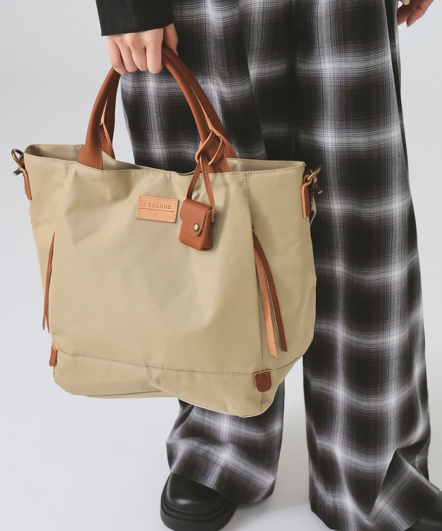 【ビームス ウイメン/BEAMS】の【A4サイズ収納可】toleur / ポリエステル 2way トートバッグ トーラ 通勤通学 旅行 25AW マザーズバッグ インテリア・キッズ・メンズ・レディースファッション・服の通販 founy(ファニー) ファッション Fashion レディースファッション Fashion for Women バッグ Bags 2025年 2025 2025-2026秋冬・A/W Autumn/Winter 2025–26 AW25–26 ショルダー Shoulder, Shoulder Strap ラップ Wrap, Wrap Design エレガント 上品 Elegant 人気 Popular, Best Seller 定番 Standard, Basic Item 旅行 Travel ビジネス 仕事 通勤 Business / Work / Commuting BEIGE|ID: prp329100004531366 ipo3291000000034601485