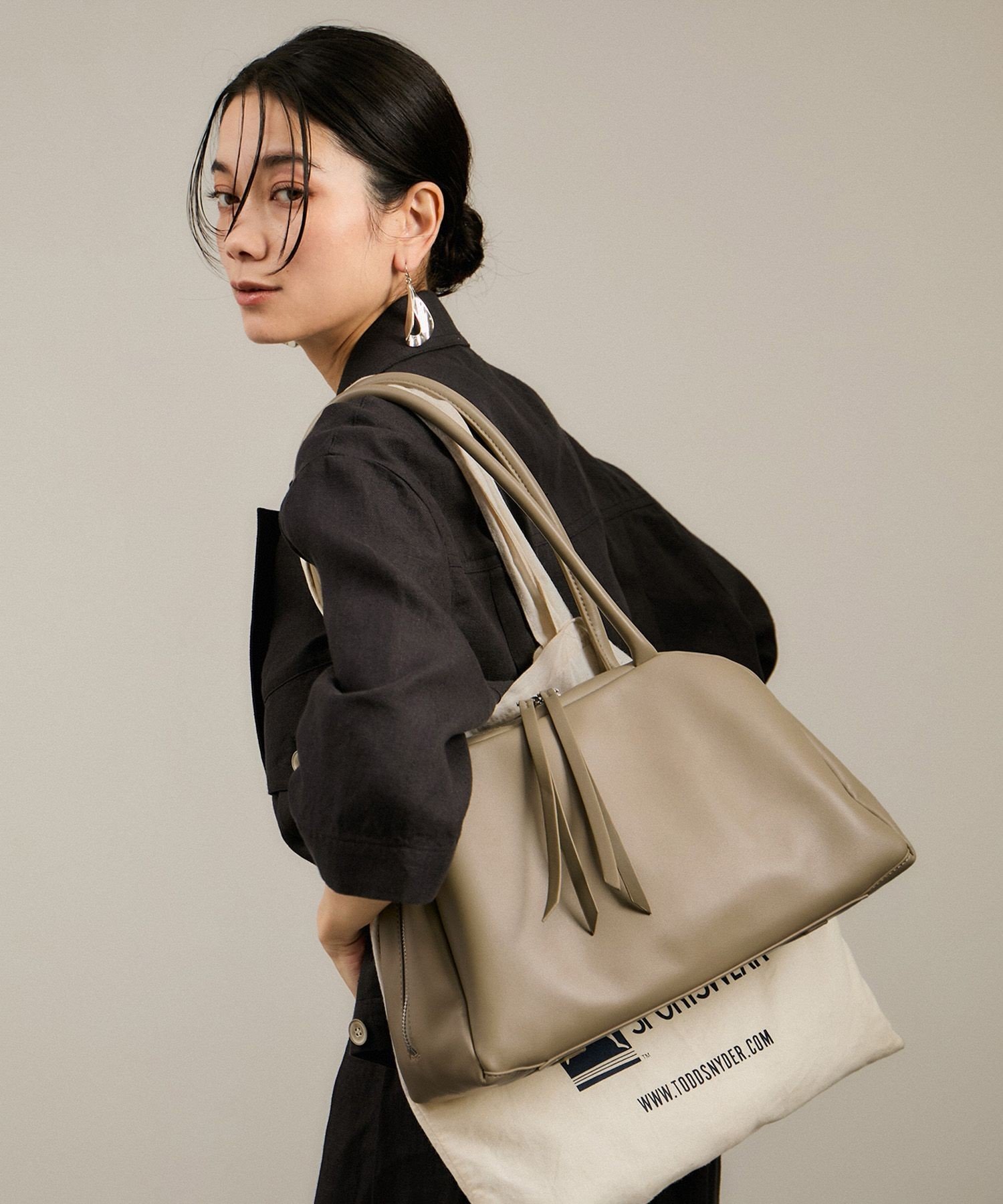 【サロン アダム エ ロペ/SALON adam et rope'】のスプリットレザーミドルボストンバッグ 2 インテリア・キッズ・メンズ・レディースファッション・服の通販 founy(ファニー) 　ファッション　Fashion　レディースファッション　WOMEN　おすすめ　Recommend　クラッチ　Clutch　タンブラー　Tumbler　ベーシック　Basic　ボストンバッグ　Boston Bag　ポーチ　Pouch　ミドル　Middle　エレガント 上品　Elegant　財布　Wallet　ベージュ系(28)|ID: prp329100004531442 ipo3291000000032033597
