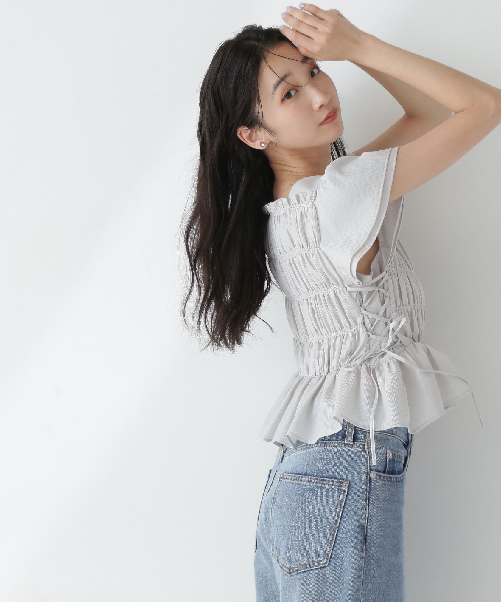 【ナチュラル ビューティー ベーシック/NATURAL BEAUTY BASIC】のレースアップフリルシャーリングブラウス インテリア・キッズ・メンズ・レディースファッション・服の通販 founy(ファニー) 　ファッション　Fashion　レディースファッション　WOMEN　トップス・カットソー　Tops/Tshirt　シャツ/ブラウス　Shirts/Blouses　ライトグレー|ID: prp329100004531487 ipo3291000000032497118