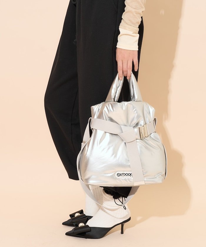 【フリークスストア/FREAK'S STORE】の別注ベルト付きパデッドトートバッグ Sサイズ 限定展開 25SS インテリア・キッズ・メンズ・レディースファッション・服の通販 founy(ファニー) 　ファッション　Fashion　レディースファッション　WOMEN　バッグ　Bag　ベルト　Belts　シンプル　Simple　スラックス　Slacks　デニム　Denim　ポケット　Pocket　別注　Special Order　S/S・春夏　Ss・Spring/Summer　おすすめ　Recommend　夏　Summer　ビジネス 仕事 通勤　Business　2025年　2025　2025春夏・S/S　Ss,Spring/Summer,2025　シルバー|ID: prp329100004531488 ipo3291000000032033766