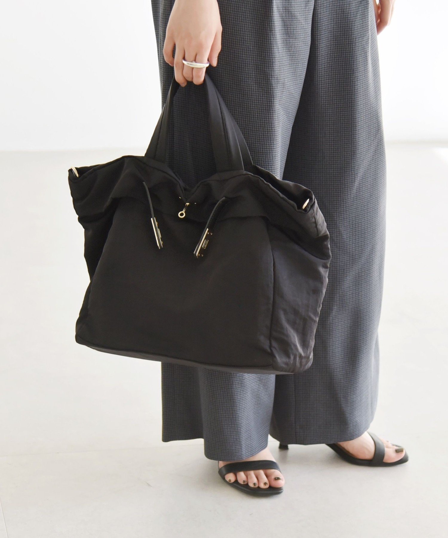 【シップス フォー ウィメン/SHIPS】のquaranciel ベルトデザイン 2way トートバッグ(A4対応) 人気、トレンドファッション・服の通販 founy(ファニー) 　ファッション　Fashion　レディースファッション　Fashion for Women　バッグ　Bags　ベルト&ウエストマーク　Belts & Waist Accessories　ショルダー　Shoulder, Shoulder Strap　パイソン　Python, Snakeskin Pattern　フロント　Front, Front Design　ポケット　Pocket, Pocket Detail　マグネット　Magnet, Magnetic Closure　ヨガ　Yoga, Yoga Wear　ビジネス 仕事 通勤　Business / Work / Commuting　 other-1|ID: prp329100004531542 ipo3291000000034610654