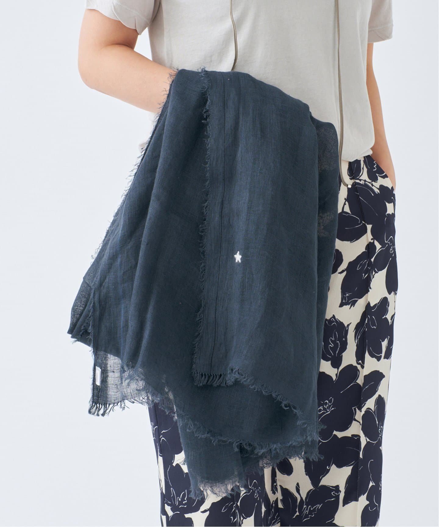 【イエナ/IENA】のNIMNIMDUAI/ニムニムデュアイ LINEN GAUZE リネンストール インテリア・キッズ・メンズ・レディースファッション・服の通販 founy(ファニー) 　ファッション　Fashion　レディースファッション　WOMEN　オレンジ　Orange　ストール　Stall　リネン　Linen　ワンポイント　One Point　別注　Special Order　夏　Summer　定番　Standard　春　Spring　防寒　Cold Protection　ネイビー|ID: prp329100004531682 ipo3291000000032034529
