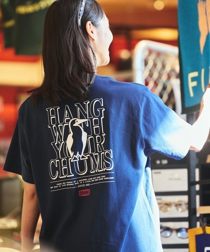 【フリークスストア/FREAK'S STORE】のCHUMS×FREAK S STORE/チャムス 別注 バックプリント クルーネック Tシャツ / Hang with Booby 【限定展開】 25SS インテリア・キッズ・メンズ・レディースファッション・服の通販 founy(ファニー) 　ファッション　Fashion　レディースファッション　Fashion for Women　トップス・カットソー　Cut & Sew Tops　シャツ・ブラウス・オフィスカジュアル　Elegant Blouses & Button-Ups　ロングTシャツ・Tシャツ　Longline T-Shirts & Tees　バッグ　Bags　インナー　Innerwear　グラフィック　Graphic, Graphic Design　コレクション　Collection, Seasonal Line　シンプル　Simple, Minimal　トレンド　Trend, Trending Now　定番　Standard, Basic Item　プリント　Print, Printed Pattern　ベーシック　Basic, Essential　ボトム　Bottoms, Lower Wear　別注　Limited Edition, Custom Order　ワンポイント　One Point, Statement Accent　S/S・春夏　SS, Spring/Summer, Warm Season　おすすめ　Recommended / Our Picks　夏　Summer　2025年　2025　2025春夏・S/S　Spring/Summer 2025 SS25　ネイビー|ID: prp329100004531727 ipo3291000000032668403