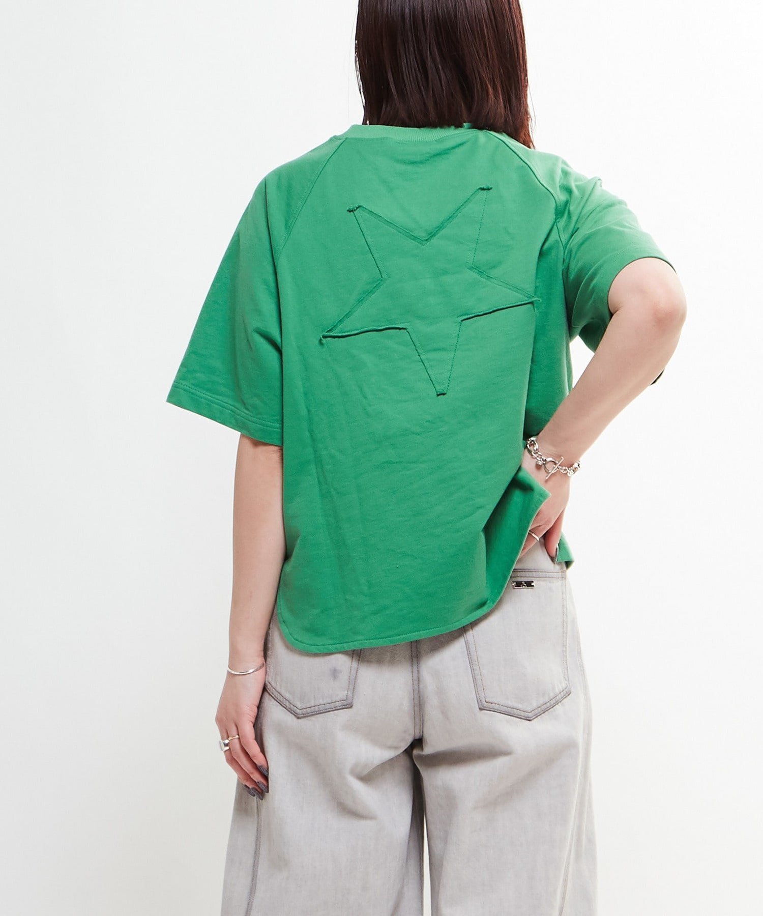 【コンバーストウキョウ/CONVERSE TOKYO】のSTAR PATCH FOOTBALL TEE インテリア・キッズ・メンズ・レディースファッション・服の通販 founy(ファニー) 　ファッション　Fashion　レディースファッション　Fashion for Women　おすすめ　Recommended / Our Picks　シンプル　Simple, Minimal　パッチ　Patch, Appliqué　パッチワーク　Patchwork, Mixed Fabric　ボトム　Bottoms, Lower Wear　リラックス　Relax, Relaxed Fit　ワイド　Wide, Wide Fit　ワンポイント　One Point, Statement Accent　人気　Popular, Best Seller　グリーン|ID: prp329100004531886 ipo3291000000032741877