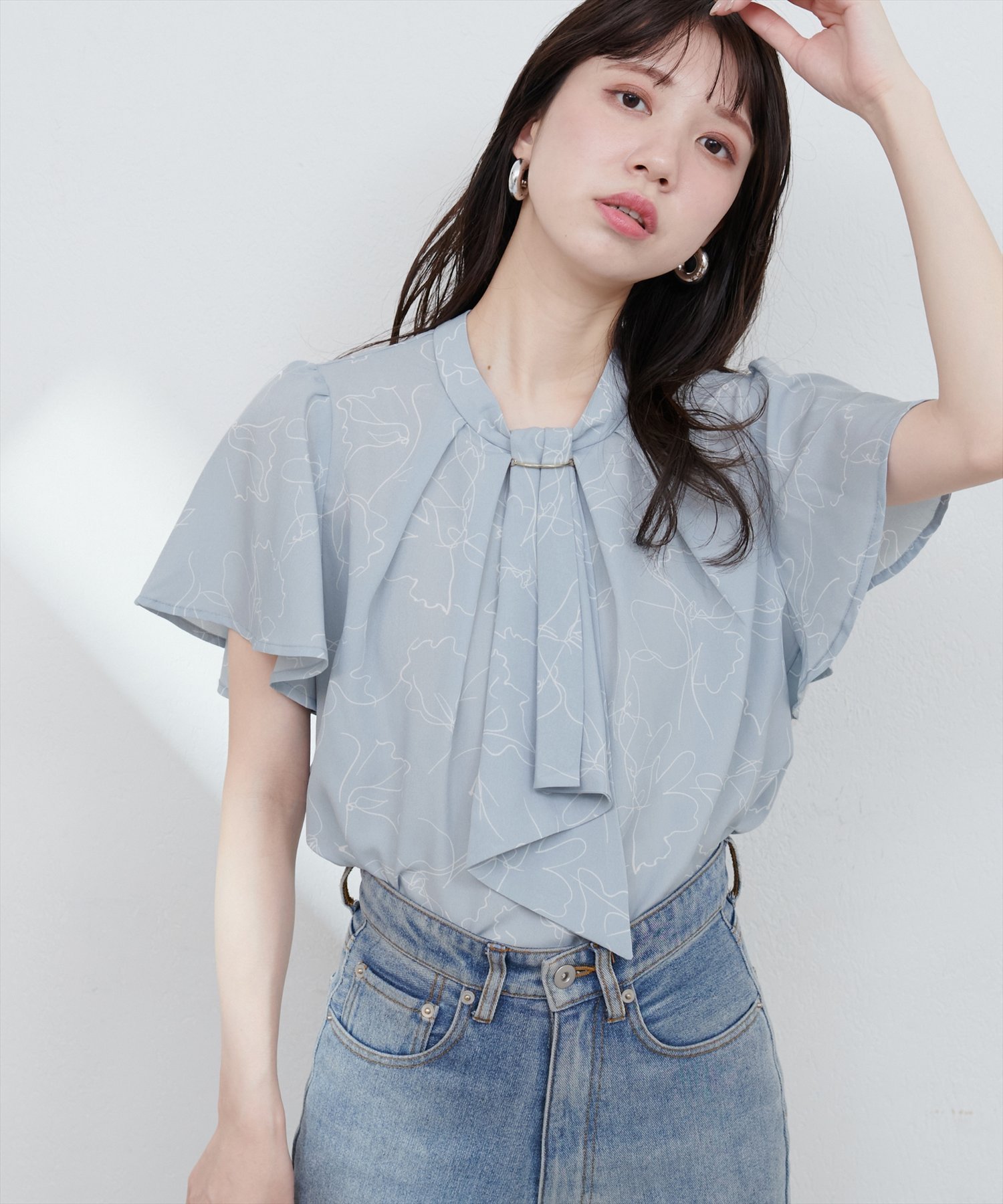 【ナチュラルクチュール/natural couture】のゴールドバー付きボウタイブラウス インテリア・キッズ・メンズ・レディースファッション・服の通販 founy(ファニー) 　ファッション　Fashion　レディースファッション　Fashion for Women　トップス・カットソー　Cut & Sew Tops　シャツ・ブラウス・オフィスカジュアル　Elegant Blouses & Button-Ups　2025年　2025　2025春夏・S/S　Spring/Summer 2025 SS25　おすすめ　Recommended / Our Picks　シンプル　Simple, Minimal　スラックス　Slacks, Dress Pants　デニム　Denim, Jeans Material　トレンド　Trend, Trending Now　フェミニン　Feminine, Girly　フレア　Flare, Flared　マーメイド　Mermaid, Fishtail Silhouette　エレガント 上品　Elegant　その他2|ID: prp329100004531977 ipo3291000000033298037