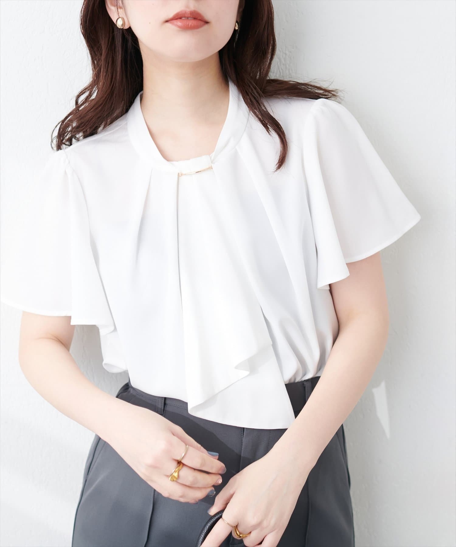 【ナチュラルクチュール/natural couture】のゴールドバー付きボウタイブラウス インテリア・キッズ・メンズ・レディースファッション・服の通販 founy(ファニー) 　ファッション　Fashion　レディースファッション　Fashion for Women　トップス・カットソー　Cut & Sew Tops　シャツ・ブラウス・オフィスカジュアル　Elegant Blouses & Button-Ups　2025年　2025　2025春夏・S/S　Spring/Summer 2025 SS25　おすすめ　Recommended / Our Picks　シンプル　Simple, Minimal　スラックス　Slacks, Dress Pants　デニム　Denim, Jeans Material　トレンド　Trend, Trending Now　フェミニン　Feminine, Girly　フレア　Flare, Flared　マーメイド　Mermaid, Fishtail Silhouette　エレガント 上品　Elegant　オフホワイト|ID: prp329100004531977 ipo3291000000033298038