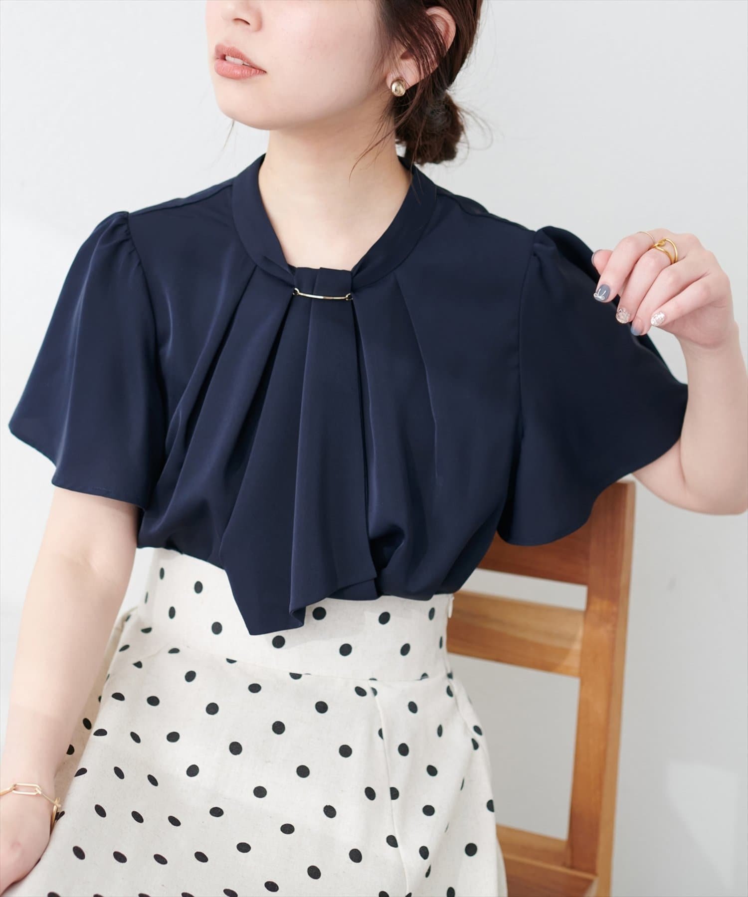 【ナチュラルクチュール/natural couture】のゴールドバー付きボウタイブラウス インテリア・キッズ・メンズ・レディースファッション・服の通販 founy(ファニー) 　ファッション　Fashion　レディースファッション　Fashion for Women　トップス・カットソー　Cut & Sew Tops　シャツ・ブラウス・オフィスカジュアル　Elegant Blouses & Button-Ups　2025年　2025　2025春夏・S/S　Spring/Summer 2025 SS25　おすすめ　Recommended / Our Picks　シンプル　Simple, Minimal　スラックス　Slacks, Dress Pants　デニム　Denim, Jeans Material　トレンド　Trend, Trending Now　フェミニン　Feminine, Girly　フレア　Flare, Flared　マーメイド　Mermaid, Fishtail Silhouette　エレガント 上品　Elegant　ネイビー|ID: prp329100004531977 ipo3291000000033298039