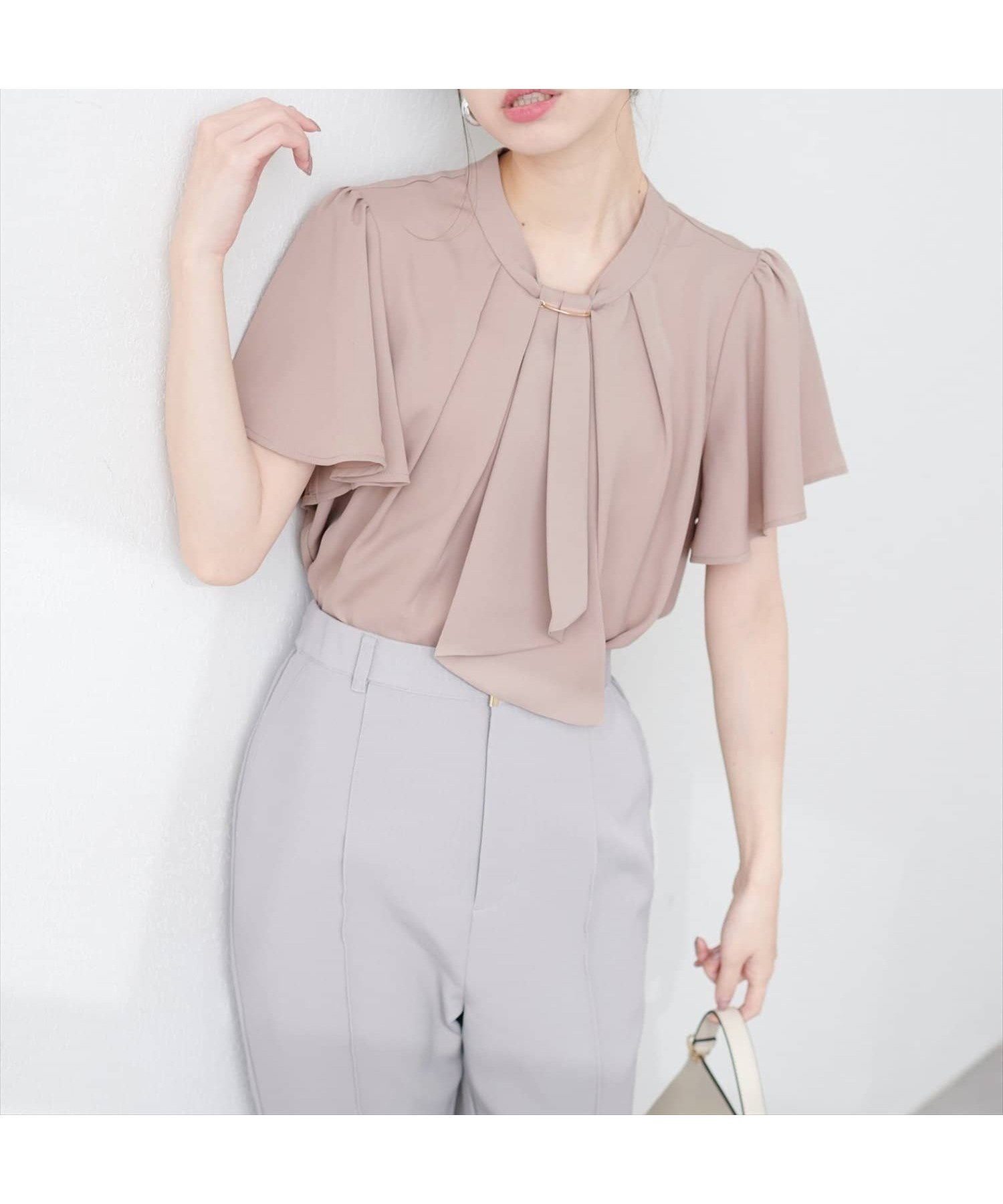 【ナチュラルクチュール/natural couture】のゴールドバー付きボウタイブラウス インテリア・キッズ・メンズ・レディースファッション・服の通販 founy(ファニー) 　ファッション　Fashion　レディースファッション　Fashion for Women　トップス・カットソー　Cut & Sew Tops　シャツ・ブラウス・オフィスカジュアル　Elegant Blouses & Button-Ups　2025年　2025　2025春夏・S/S　Spring/Summer 2025 SS25　おすすめ　Recommended / Our Picks　シンプル　Simple, Minimal　スラックス　Slacks, Dress Pants　デニム　Denim, Jeans Material　トレンド　Trend, Trending Now　フェミニン　Feminine, Girly　フレア　Flare, Flared　マーメイド　Mermaid, Fishtail Silhouette　エレガント 上品　Elegant　ピンクベージュ|ID: prp329100004531977 ipo3291000000033298045