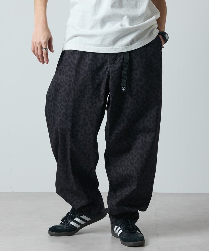 【フリークスストア/FREAK'S STORE】のFREAK S STORE OUTDOORS/フリークスアウトドアーズ ワイドシルエット クライミングパンツ/デニム/チノ【限定展開】 26SS インテリア・キッズ・メンズ・レディースファッション・服の通販 founy(ファニー) 　ファッション　Fashion　メンズファッション　Fashion for Men　ボトムス　Bottoms　シンプル　Simple, Minimal　テーパード　Tapered, Tapered Pants　デニム　Denim, Jeans Material　ベーシック　Basic, Essential　ワイド　Wide, Wide Fit　S/S・春夏　SS, Spring/Summer, Warm Season　おすすめ　Recommended / Our Picks　夏　Summer　2026年　2026　グレーレオパード|ID: prp329100004532049 ipo3291000000036294266