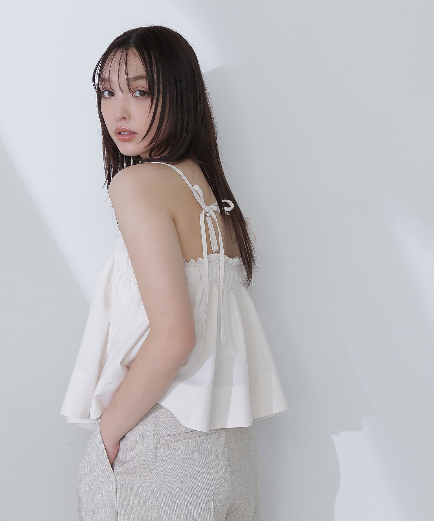 【ナチュラル ビューティー ベーシック/NATURAL BEAUTY BASIC】のテントラインギャザーキャミトップス インテリア・キッズ・メンズ・レディースファッション・服の通販 founy(ファニー) 　ファッション　Fashion　レディースファッション　WOMEN　トップス・カットソー　Tops/Tshirt　キャミソール / ノースリーブ　No Sleeves　インナー　Inner　コンパクト　Compact　シャーリング　Shirring　フィット　Fit　フレア　Flare　リボン　Ribbon　オフ1|ID: prp329100004532086 ipo3291000000032036231