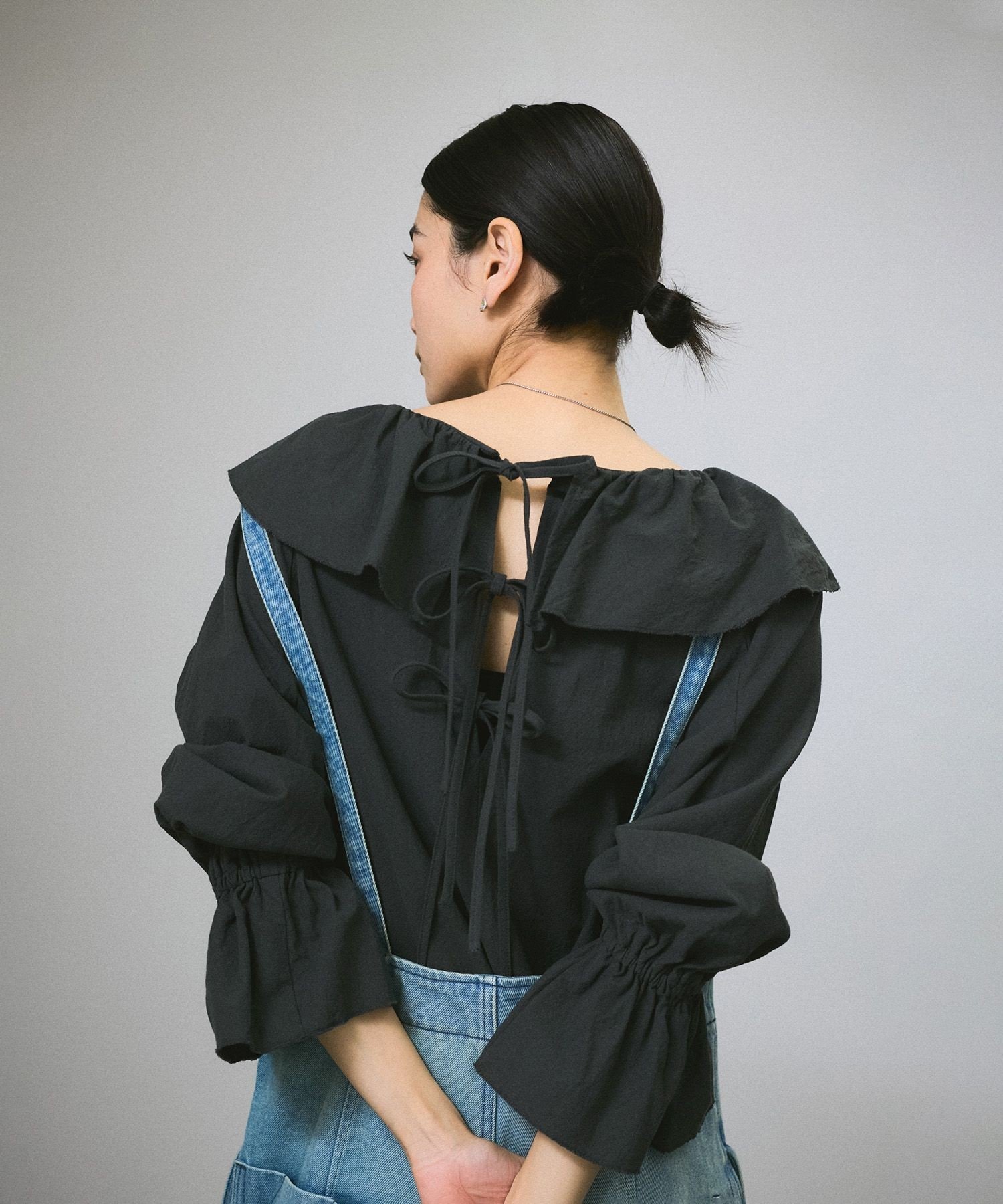 【サロン アダム エ ロペ/SALON adam et rope'】の【WEB限定】バックリボンフリルカラーコットンブラウス インテリア・キッズ・メンズ・レディースファッション・服の通販 founy(ファニー) 　ファッション　Fashion　レディースファッション　WOMEN　トップス・カットソー　Tops/Tshirt　シャツ/ブラウス　Shirts/Blouses　デニム　Denim　トレンド　Trend　ハーフ　Half　フリル　Frills　ボトム　Bottom　ポケット　Pocket　リボン　Ribbon　ロング　Long　ワッシャー　Washer　おすすめ　Recommend　チャコール(06)|ID: prp329100004532209 ipo3291000000032036718