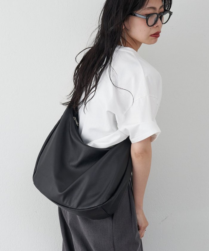 【ラシット/russet】の【名品】ソフトレザーラウンドビッグショルダーバッグ インテリア・キッズ・メンズ・レディースファッション・服の通販 founy(ファニー) https://founy.com/ ファッション Fashion レディースファッション WOMEN バッグ Bag 軽量 Lightweight ショルダー Shoulder シンプル Simple スマート Smart 財布 Wallet トレンド Trend 定番 Standard 人気 Popularity ハーフ Half ビッグ Big フィット Fit ポケット Pocket ラウンド Round おすすめ Recommend 日本製 Made In Japan ビジネス 仕事 通勤 Business |ID: prp329100004532233 ipo3291000000032036800