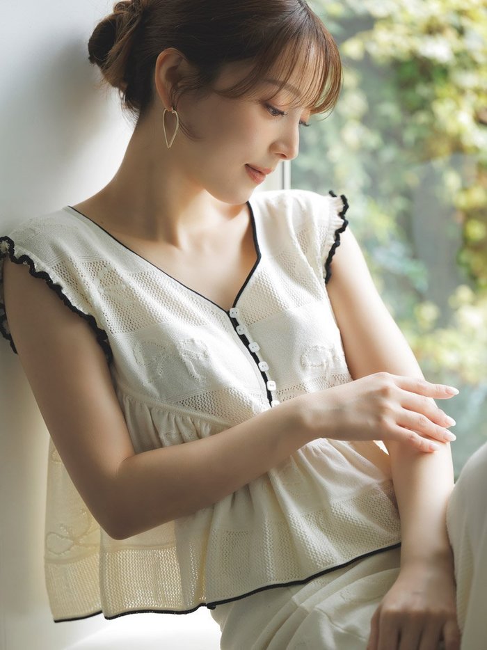 【スナイデル/SNIDEL】のリボンジャガードニットプルオーバー インテリア・キッズ・メンズ・レディースファッション・服の通販 founy(ファニー) https://founy.com/ ファッション Fashion レディースファッション WOMEN トップス・カットソー Tops/Tshirt ニット Knit Tops プルオーバー Pullover おすすめ Recommend シンプル Simple スクエア Square ストレート Straight セットアップ Set Up パイピング Piping フロント Front リボン Ribbon リラックス Relax ヴィンテージ Vintage 今季 This Season 夏 Summer |ID: prp329100004532250 ipo3291000000032036871