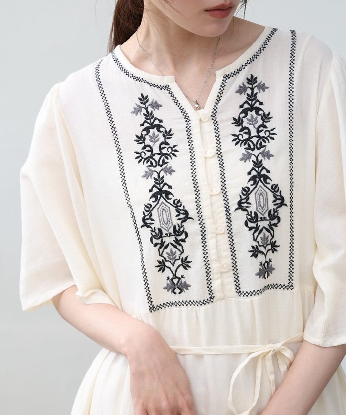 【バブ ブージュルード/Bab Bou Jeloud】の【低身長向けサイズあり】袖フレアーティアード刺繍ワンピース インテリア・キッズ・メンズ・レディースファッション・服の通販 founy(ファニー) https://founy.com/ ファッション Fashion レディースファッション Fashion for Women ワンピース Dresses ギャザー Gathered, Ruffled サンダル Sandals, Summer Shoes シンプル Simple, Minimal ティアード Tiered, Tiered Style ペチコート Petticoat, Underskirt リラックス Relax, Relaxed Fit 手編み Hand-Knitted, Handmade Knit |ID: prp329100004532960 ipo3291000000032751765