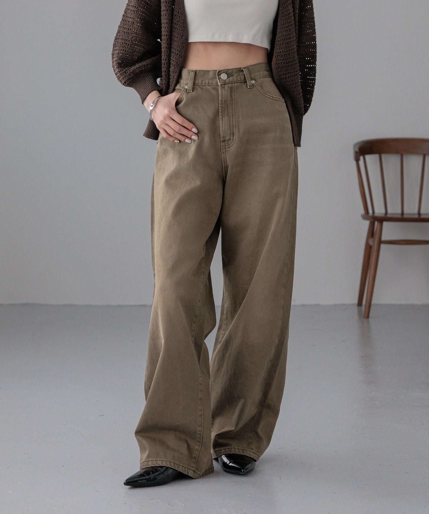 【ローリーズファーム/LOWRYS FARM】のカラーデニムパンツ インテリア・キッズ・メンズ・レディースファッション・服の通販 founy(ファニー) 　ファッション　Fashion　レディースファッション　Fashion for Women　パンツ　Pants & Trousers　デニムパンツ・ジーンズ・美脚デニム　Denim Jeans & Pants　おすすめ　Recommended / Our Picks　キャミ　Camisole, Cami Top　コンパクト　Compact, Small Size　ストレート　Straight, Straight Cut　タンク　Tank Top, Sleeveless Top　デニム　Denim, Jeans Material　フィット　Fit, Slim Fit　ワイド　Wide, Wide Fit　ヴィンテージ　Vintage Style　ブラウン|ID: prp329100004533144 ipo3291000000033425687