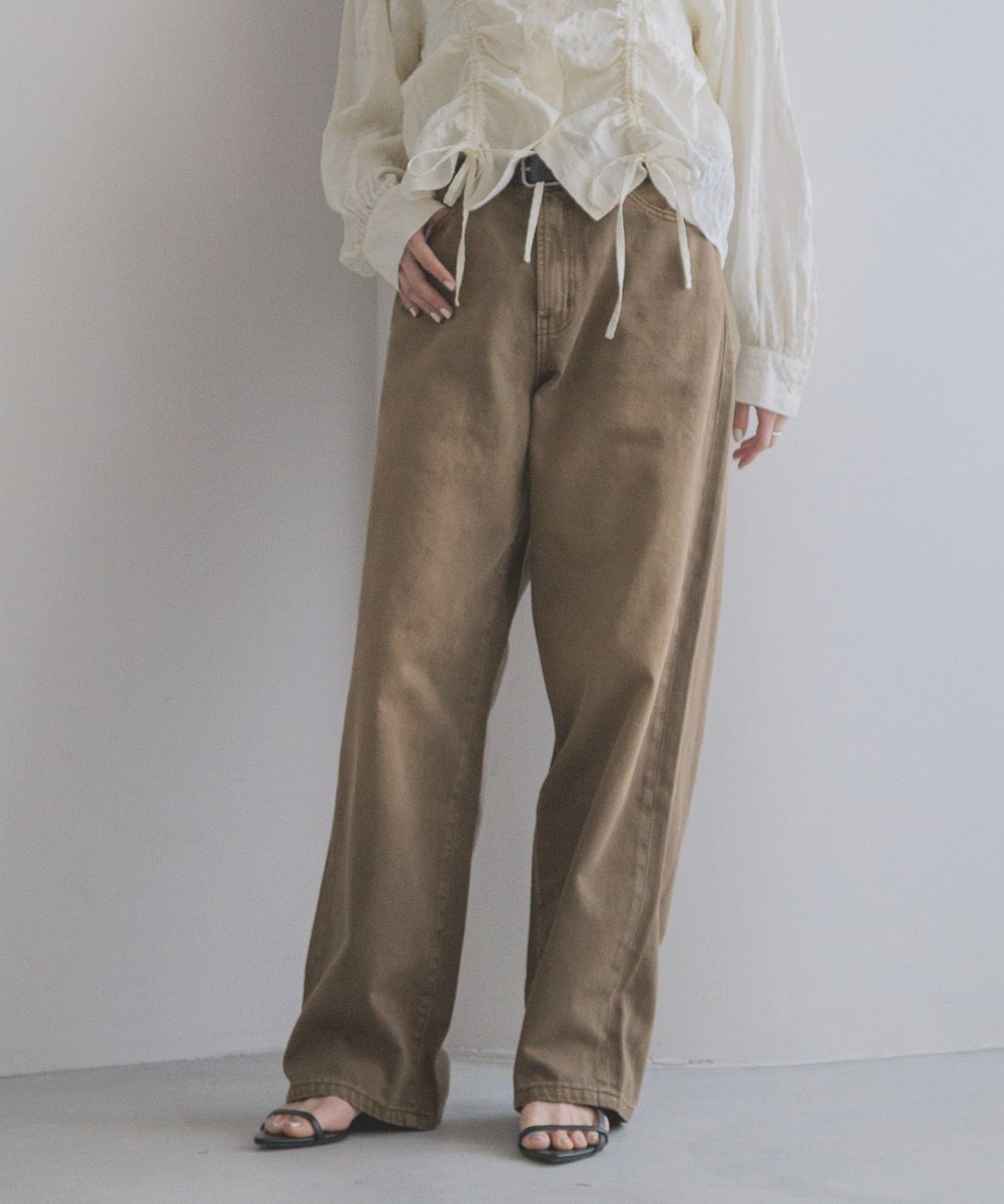 【ローリーズファーム/LOWRYS FARM】のカラーデニムパンツ インテリア・キッズ・メンズ・レディースファッション・服の通販 founy(ファニー) 　ファッション　Fashion　レディースファッション　Fashion for Women　パンツ　Pants & Trousers　デニムパンツ・ジーンズ・美脚デニム　Denim Jeans & Pants　おすすめ　Recommended / Our Picks　キャミ　Camisole, Cami Top　コンパクト　Compact, Small Size　ストレート　Straight, Straight Cut　タンク　Tank Top, Sleeveless Top　デニム　Denim, Jeans Material　フィット　Fit, Slim Fit　ワイド　Wide, Wide Fit　ヴィンテージ　Vintage Style　ベージュ|ID: prp329100004533144 ipo3291000000033425688