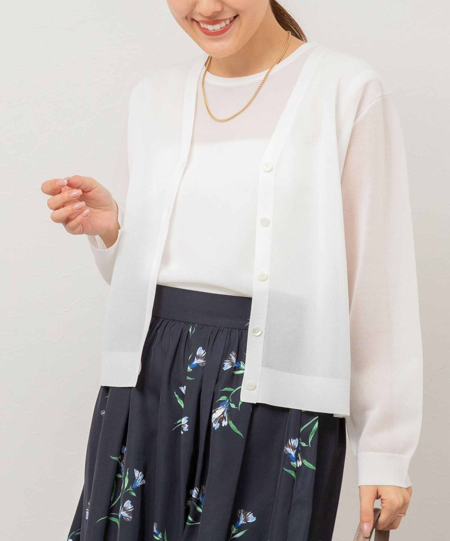 【ノーリーズ/NOLLEY'S】の《アンサンブル対応》ハーフシアーVネックカーディガン インテリア・キッズ・メンズ・レディースファッション・服の通販 founy(ファニー) 　ファッション　Fashion　レディースファッション　WOMEN　トップス・カットソー　Tops/Tshirt　カーディガン　Cardigans　アンサンブル　Knit Ensemble　Vネック　V-Neck　2025年　2025　2025春夏・S/S　Ss,Spring/Summer,2025　おすすめ　Recommend　アンサンブル　Ensemble　カーディガン　Cardigan　シアー　Sheer　シンプル　Simple　ノースリーブ　No Sleeve　バランス　Balance　ボトム　Bottom　ビジネス 仕事 通勤　Business　オフホワイト|ID: prp329100004533822 ipo3291000000032043865