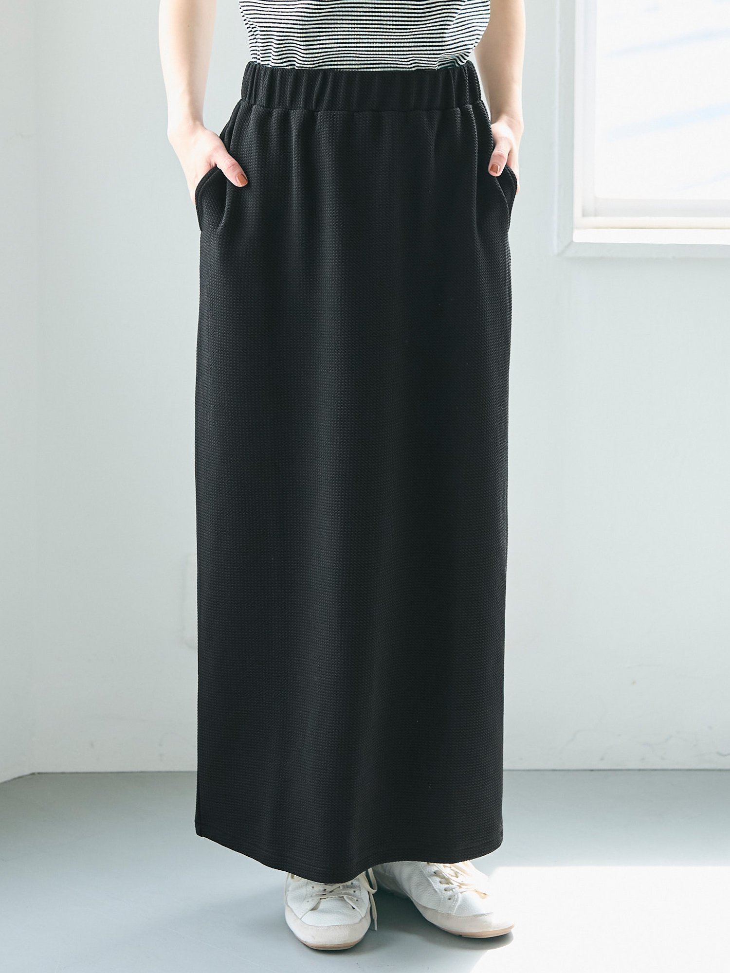【コカ/COCA】のエンボス加工Iラインスカート インテリア・キッズ・メンズ・レディースファッション・服の通販 founy(ファニー) 　ファッション　Fashion　レディースファッション　Fashion for Women　スカート　Skirts　インナー　Innerwear　クラシック　Classic, Timeless Style　シンプル　Simple, Minimal　スウェット / スエット　Sweatshirt, Sweatwear　ストレッチ　Stretch, Stretchy Fabric　スリット　Slit, Slit Detail　タイトスカート　Pencil Skirt, Tight Skirt　タートルネック　Turtleneck, High Neck　定番　Standard, Basic Item　ポケット　Pocket, Pocket Detail　おすすめ　Recommended / Our Picks　旅行　Travel　エレガント 上品　Elegant　Black|ID: prp329100004533847 ipo3291000000033594667