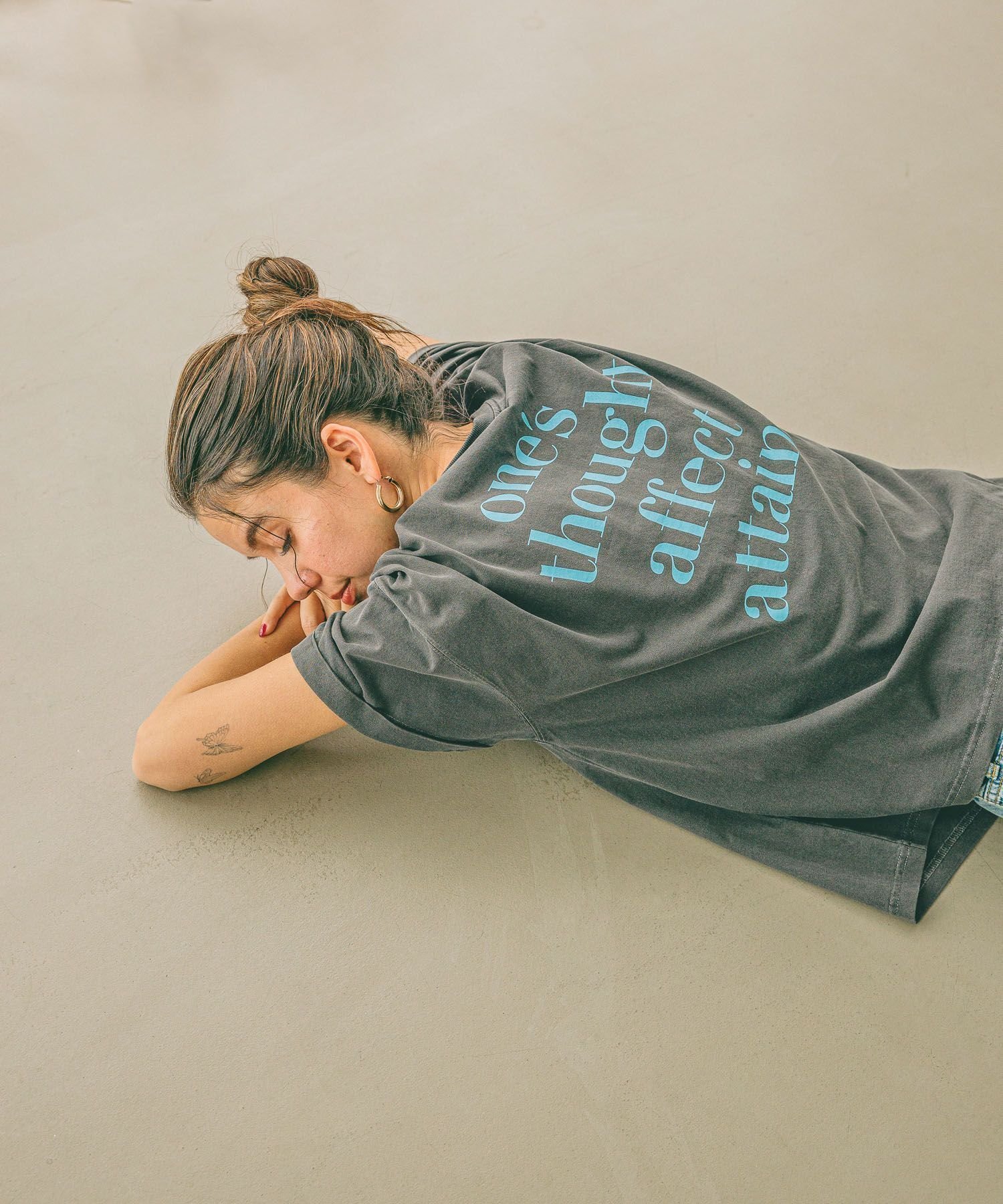 【ベイフロー/BAYFLOW】のピグメントロゴショートスリーブT インテリア・キッズ・メンズ・レディースファッション・服の通販 founy(ファニー) 　ファッション　Fashion　レディースファッション　WOMEN　おすすめ　Recommend　グラフィック　Graphic　ジャケット　Jacket　スラックス　Slacks　デニム　Denim　プリント　Print　今季　This Season　夏　Summer　定番　Standard　春　Spring　S/S・春夏　Ss・Spring/Summer　チャコール2|ID: prp329100004533887 ipo3291000000032044126