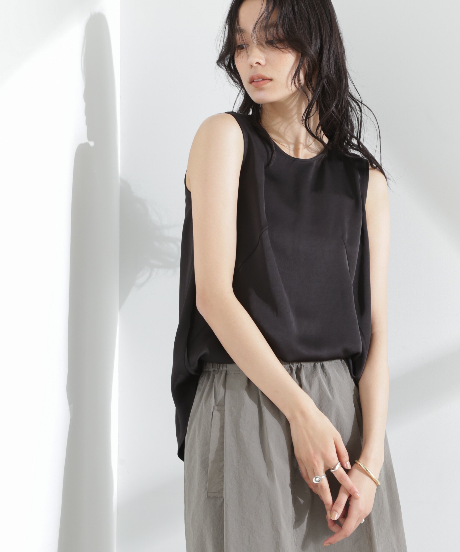 【ナノ ユニバース/nano universe】のダブルサテンノースリーブトップス インテリア・キッズ・メンズ・レディースファッション・服の通販 founy(ファニー) 　ファッション　Fashion　レディースファッション　Ladies' Fashion Online　トップス・カットソー　Tops/Tshirt　キャミソール / ノースリーブ　No Sleeves　ウォッシャブル　Washable　ヴィンテージ　Vintage　カットオフ　Cut Off　カーディガン　Cardigan　サテン　Satin　シルク　Silk　シンプル　Simple　ダブル　Double　フロント　Front　プリーツ　Pleats　ボックス　Box　エレガント 上品　Elegant　2025年　2025　2025春夏・S/S　Ss,Spring/Summer,2025　ブラック|ID: prp329100004533916 ipo3291000000032653234