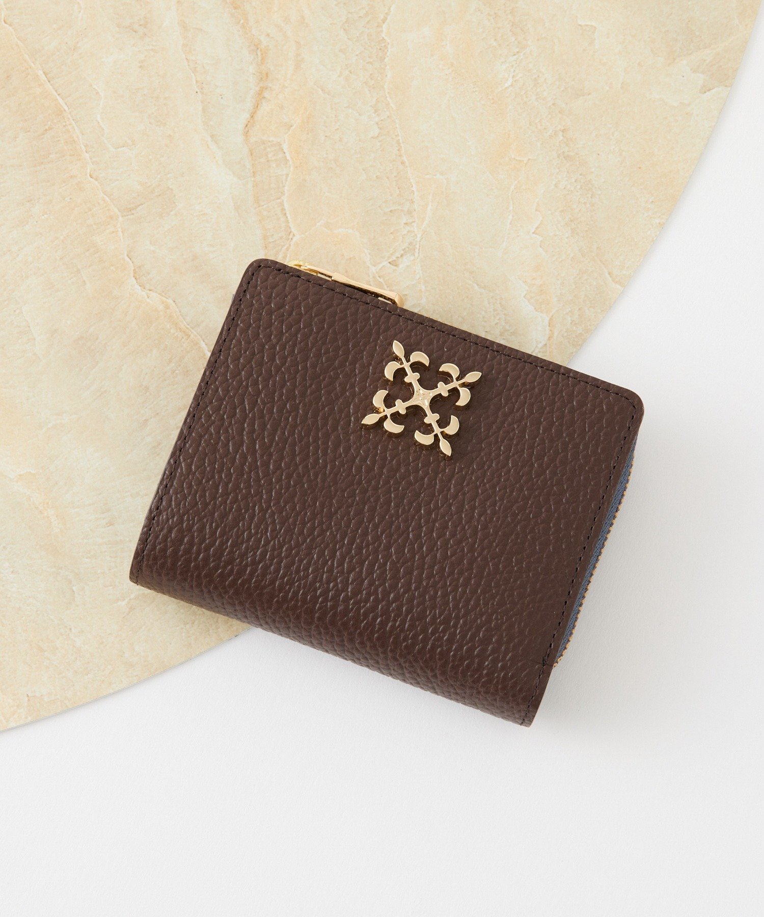 【ラシット/russet】の【名品】モノグラムプレートハーフウォレット インテリア・キッズ・メンズ・レディースファッション・服の通販 founy(ファニー) 　雑誌掲載アイテム　Magazine Picks & Fashion Features　ファッション雑誌　Fashion Magazines　インレッド　InRed　ファッション　Fashion　レディースファッション　Fashion for Women　1月号　January Issue　コンパクト　Compact, Small Size　プレート　Plate, Dish　ポケット　Pocket, Pocket Detail　エレガント 上品　Elegant　財布　Wallet, Purse　雑誌　Magazine, Fashion Magazine　ダークブラウン|ID: prp329100004534182 ipo3291000000033495050