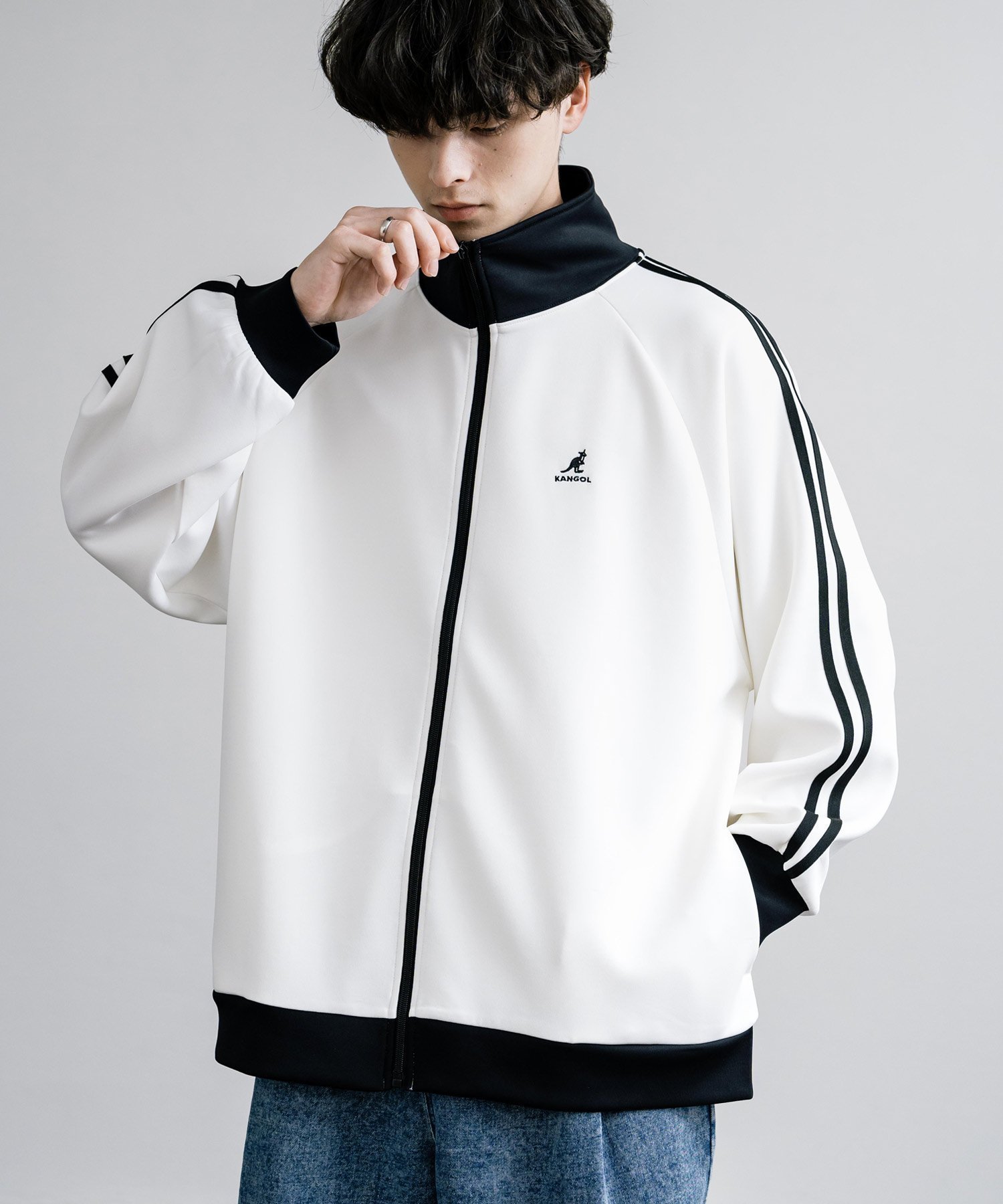 【ロッキーモンロー/Rocky Monroe】の【KANGOL】*【Rocky Monroe】別注コラボトラックジャケット インテリア・キッズ・メンズ・レディースファッション・服の通販 founy(ファニー) 　ファッション　Fashion　レディースファッション　WOMEN　アウター　Coat Outerwear　ジャケット　Jackets　インナー　Inner　ジップ　Zip　スポーティ　Sporty　スリーブ　Sleeve　ダブル　Double　人気　Popularity　ハイネック　High Neck　ビッグ　Big　別注　Special Order　メンズ　Mens　リラックス　Relax　おすすめ　Recommend　エレガント 上品　Elegant　ホワイト|ID: prp329100004534340 ipo3291000000032045958