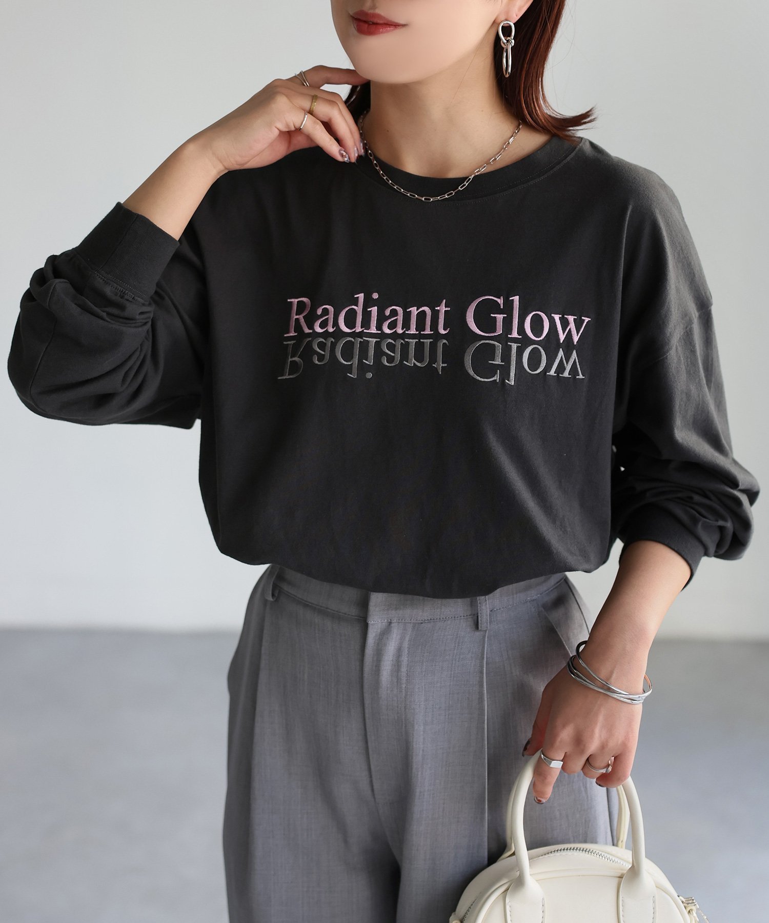 【リベリー/Riberry】の反転ロゴ刺繍ロンT/綿100%Tシャツ インテリア・キッズ・メンズ・レディースファッション・服の通販 founy(ファニー) 　ファッション　Fashion　レディースファッション　WOMEN　トップス・カットソー　Tops/Tshirt　シャツ/ブラウス　Shirts/Blouses　ロング / Tシャツ　T-Shirts　インナー　Inner　カーゴパンツ　Cargo Pants　ショルダー　Shoulder　シンプル　Simple　デニム　Denim　ドロップ　Drop　定番　Standard　長袖　Long Sleeve　ミニスカート　Mini Skirt　ルーズ　Loose　冬　Winter　おすすめ　Recommend　夏　Summer　チャコールグレー×ピンク|ID: prp329100004534447 ipo3291000000032371649